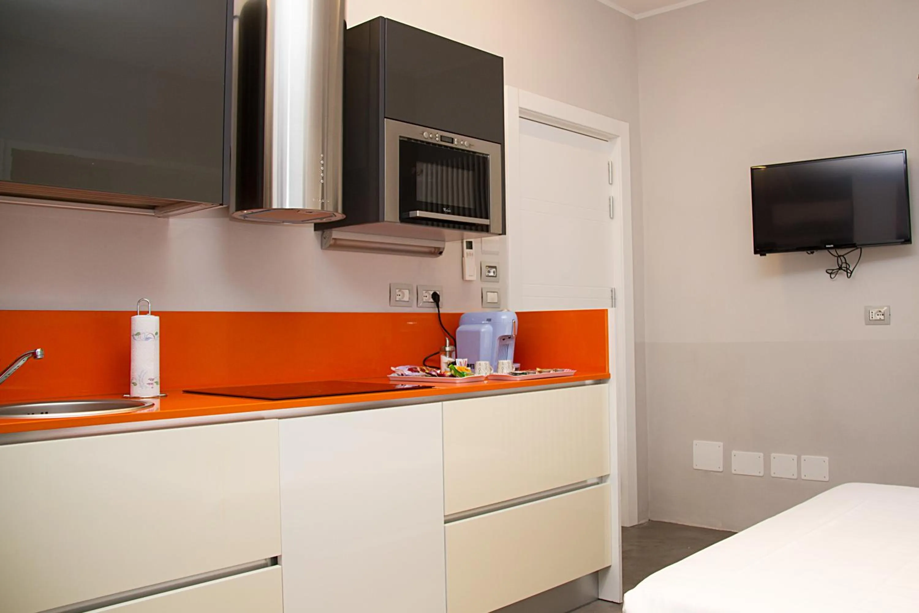 Kitchen or kitchenette, Bed in Piazza Castello Suite