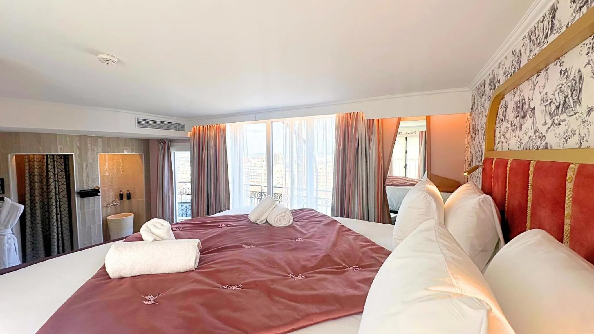 Bed in Hôtel BOHEM, Sacré-Cœur