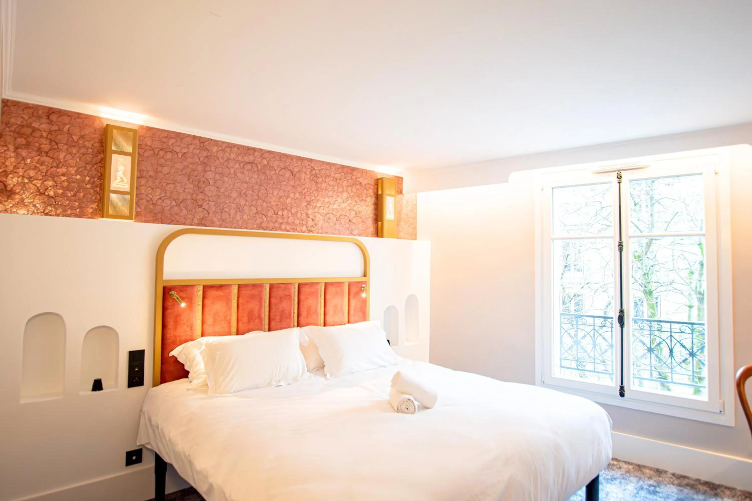 Bed in Hôtel BOHEM, Sacré-Cœur