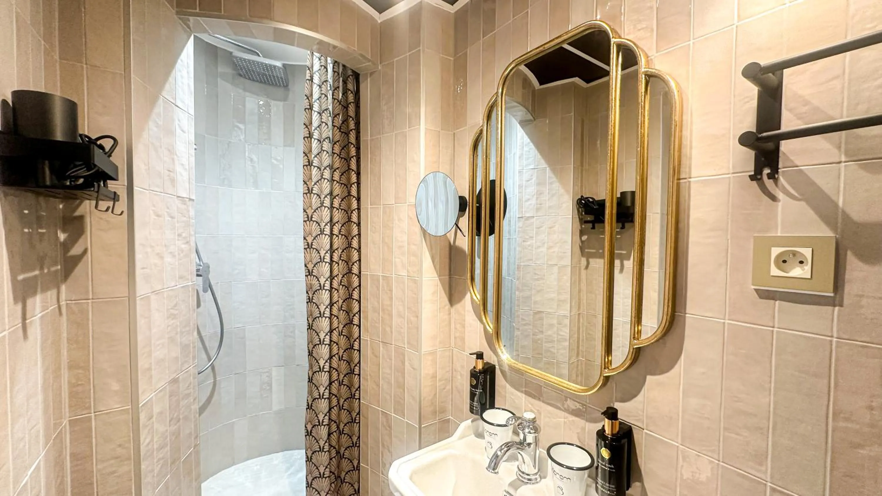 Shower in Hôtel BOHEM, Sacré-Cœur