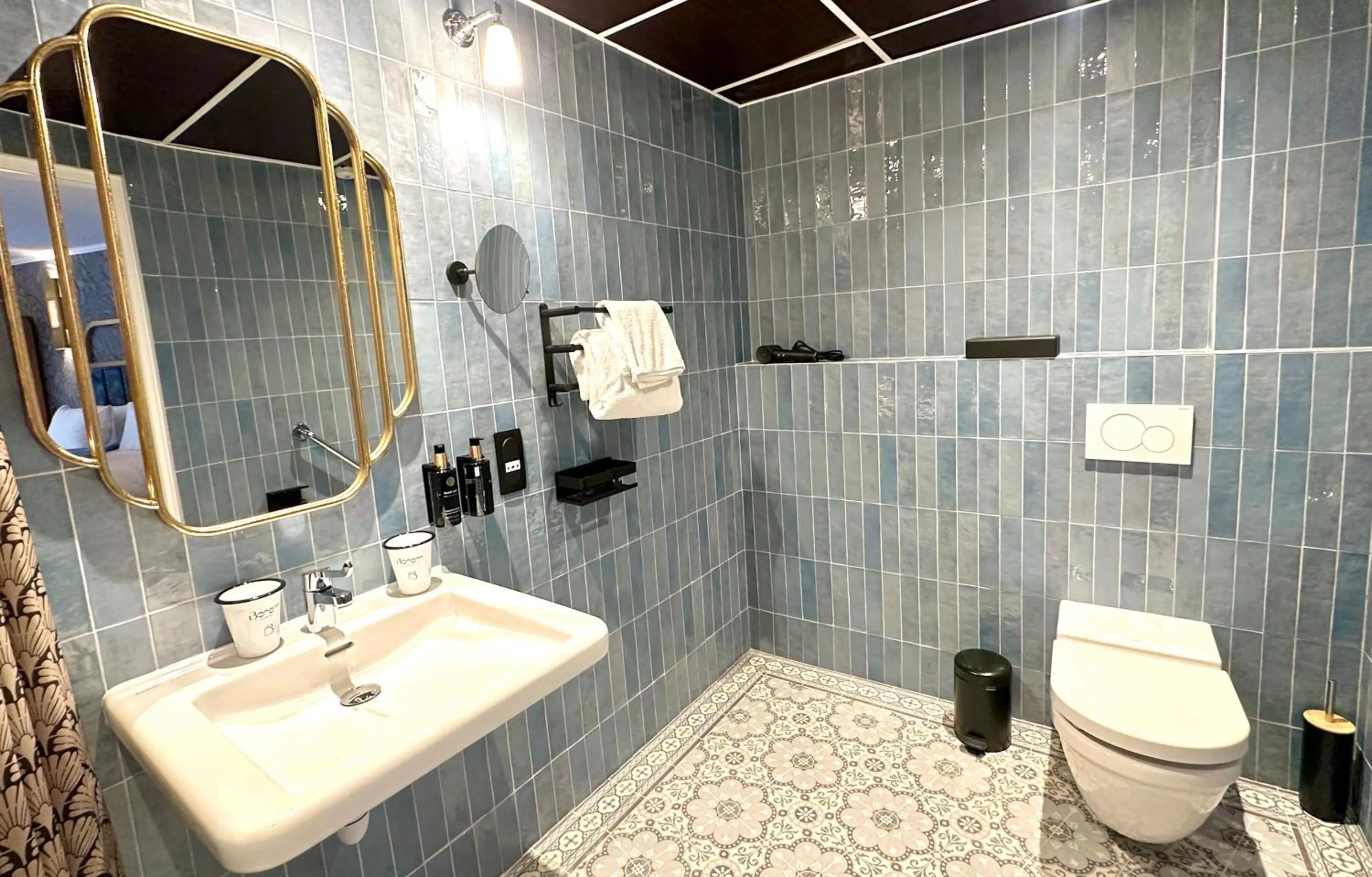 Shower in Hôtel BOHEM, Sacré-Cœur