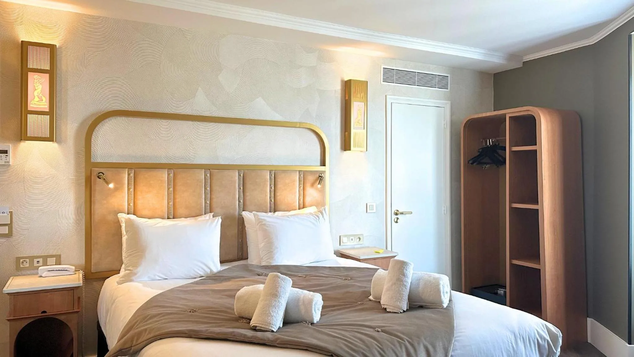 Bed in Hôtel BOHEM, Sacré-Cœur