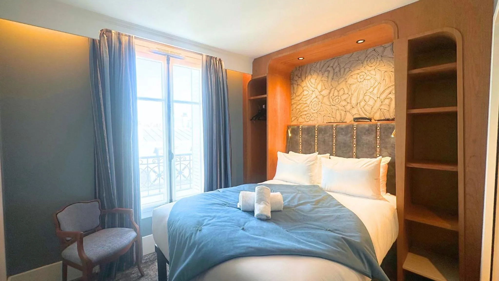 Bed in Hôtel BOHEM, Sacré-Cœur