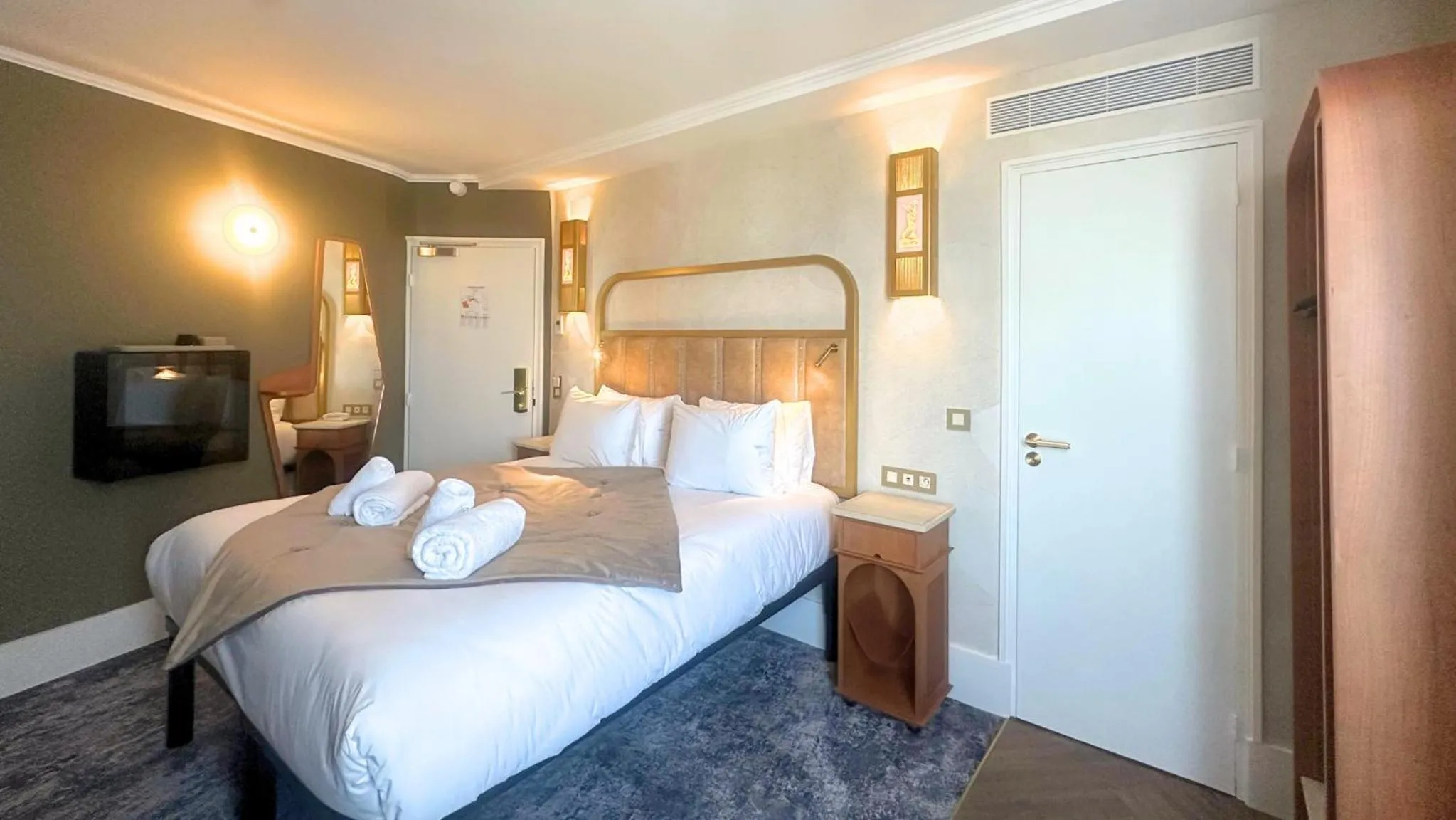 Bed in Hôtel BOHEM, Sacré-Cœur