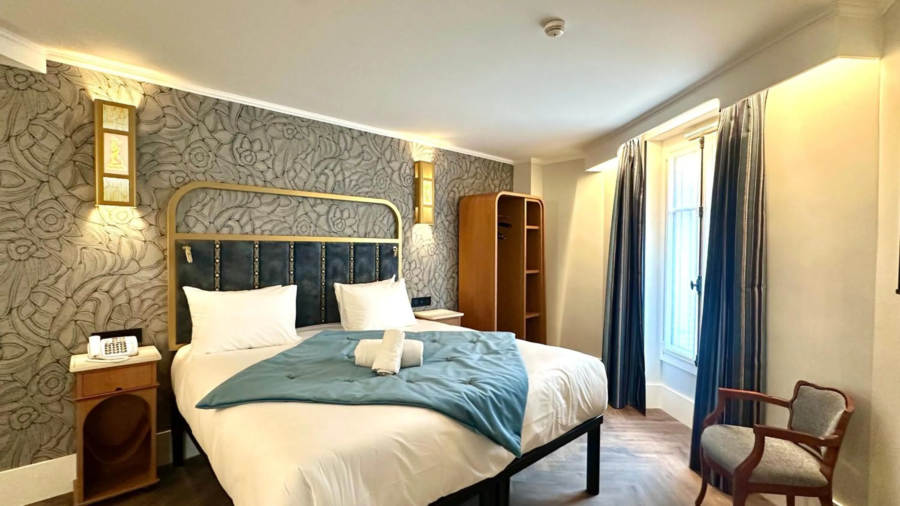 Bed in Hôtel BOHEM, Sacré-Cœur