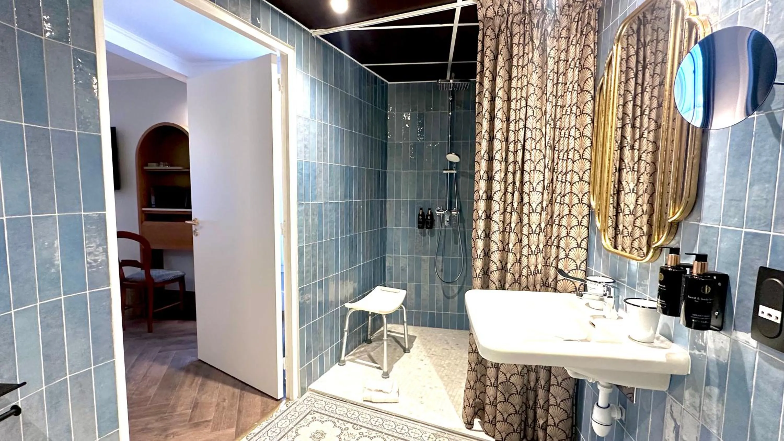 Shower in Hôtel BOHEM, Sacré-Cœur