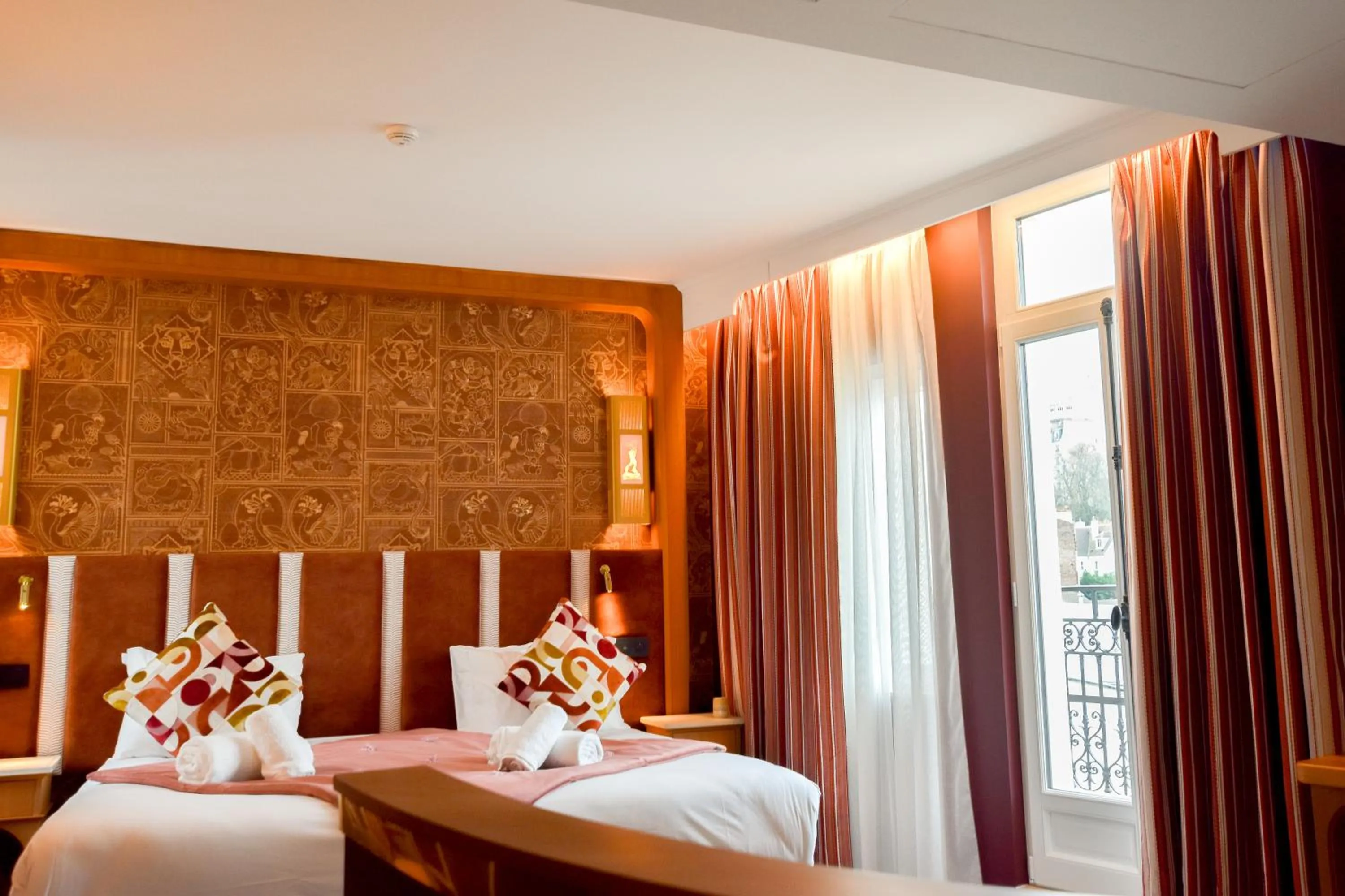 Bed in Hôtel BOHEM, Sacré-Cœur
