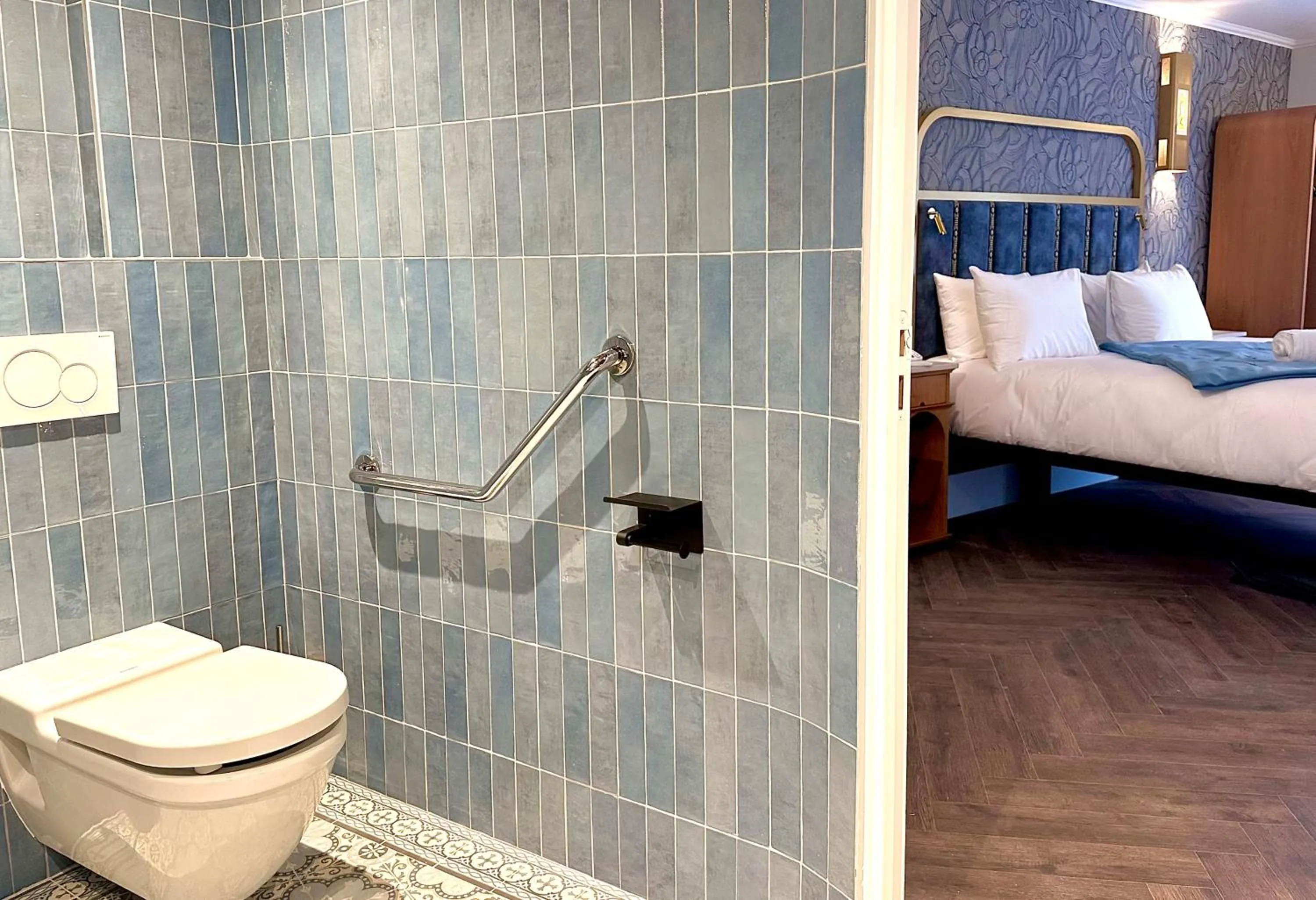 Toilet, Bed in Hôtel BOHEM, Sacré-Cœur