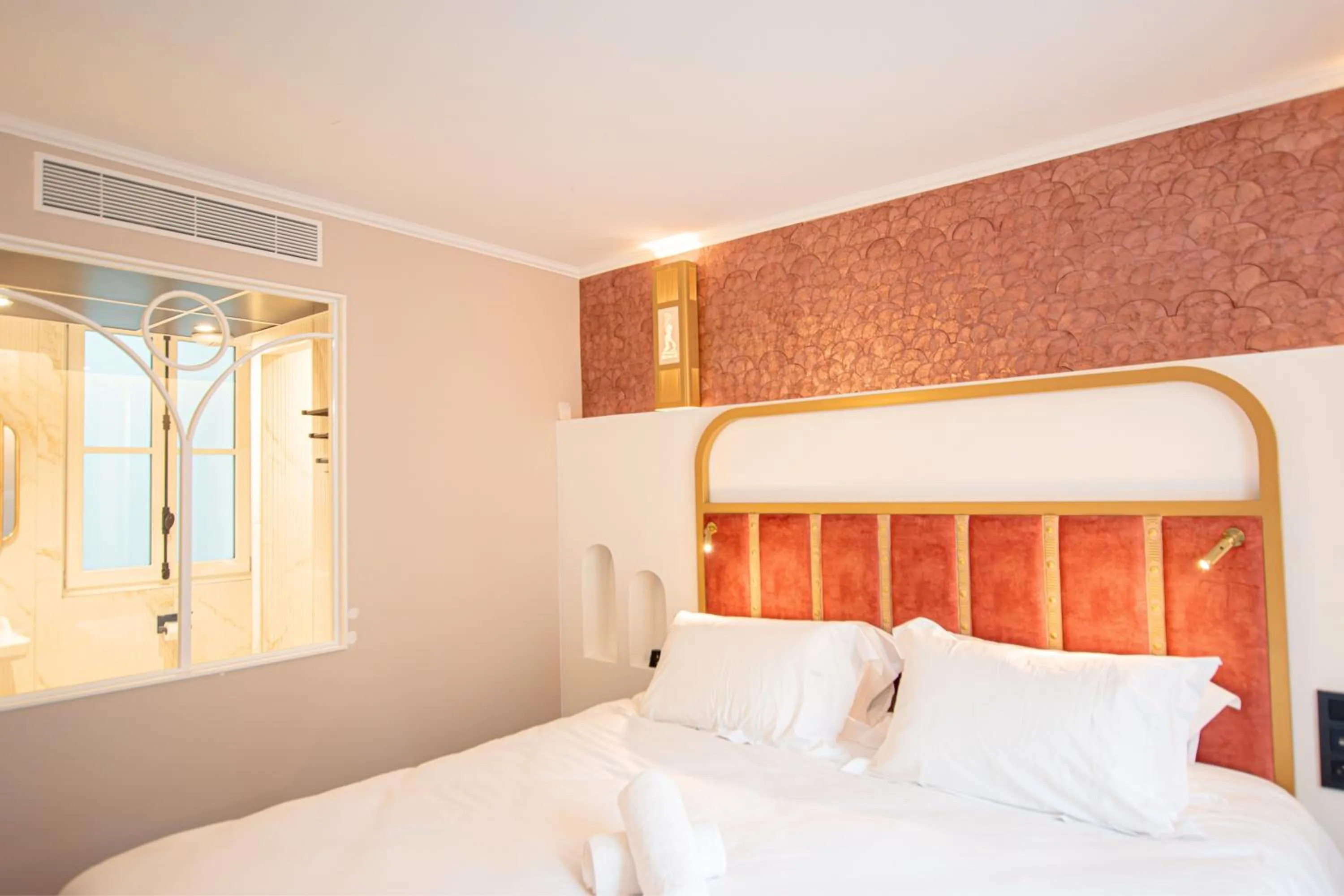Bed in Hôtel BOHEM, Sacré-Cœur