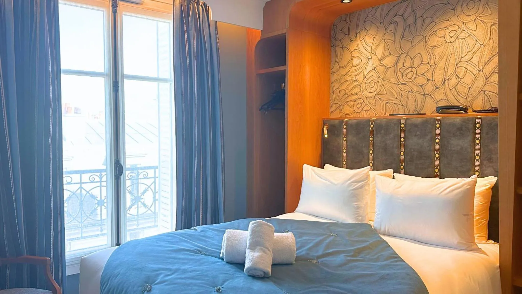 Bed in Hôtel BOHEM, Sacré-Cœur