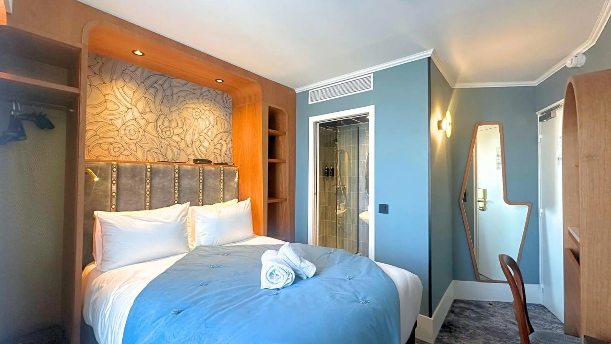 Bed in Hôtel BOHEM, Sacré-Cœur