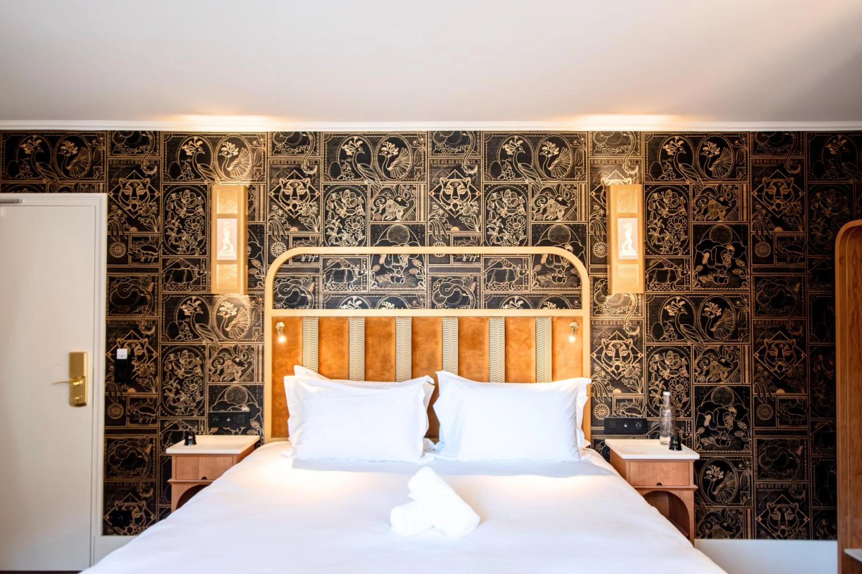 Bed in Hôtel BOHEM, Sacré-Cœur