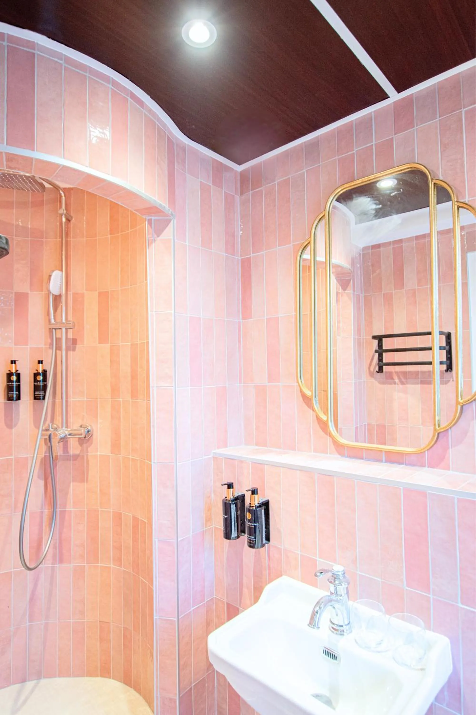 Shower in Hôtel BOHEM, Sacré-Cœur