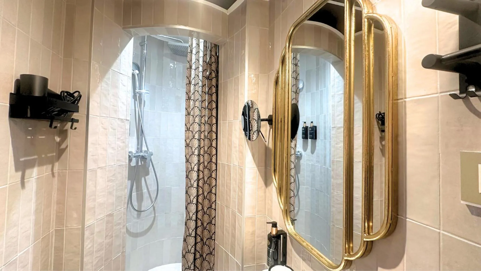 Shower in Hôtel BOHEM, Sacré-Cœur