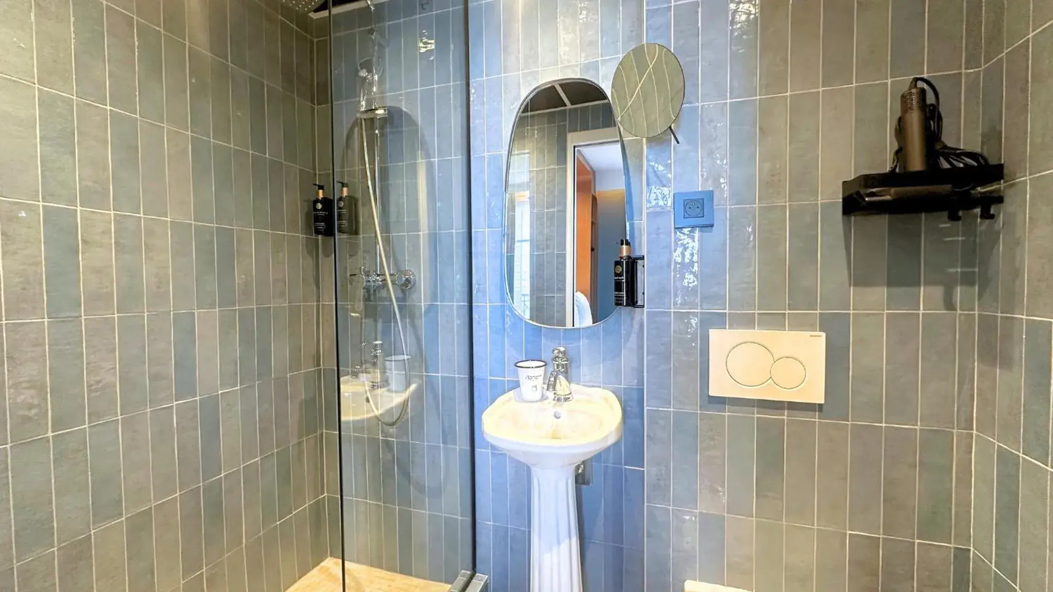 Small Single Room in Hôtel BOHEM, Sacré-Cœur Small Single Room in Hôtel BOHEM, Sacré-Cœur