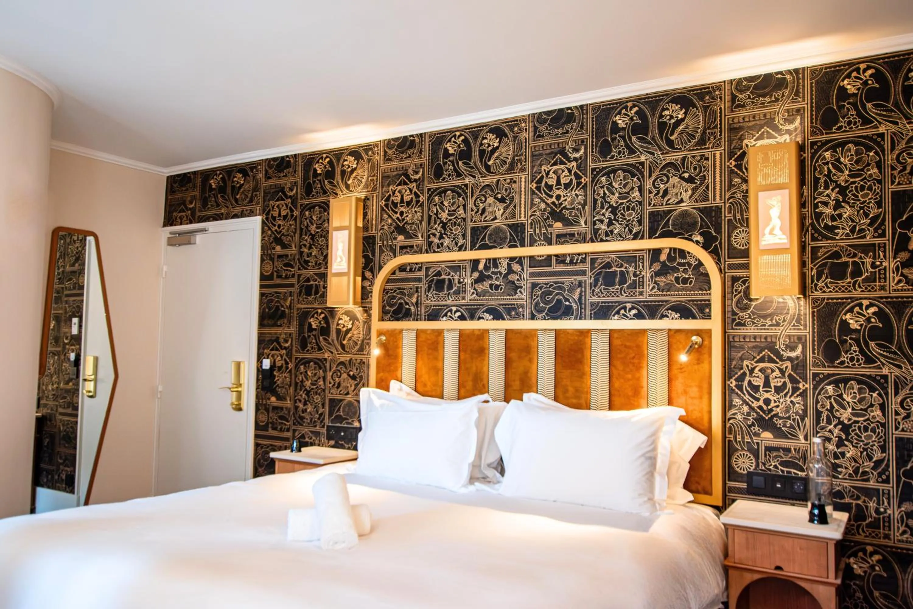 Bed in Hôtel BOHEM, Sacré-Cœur