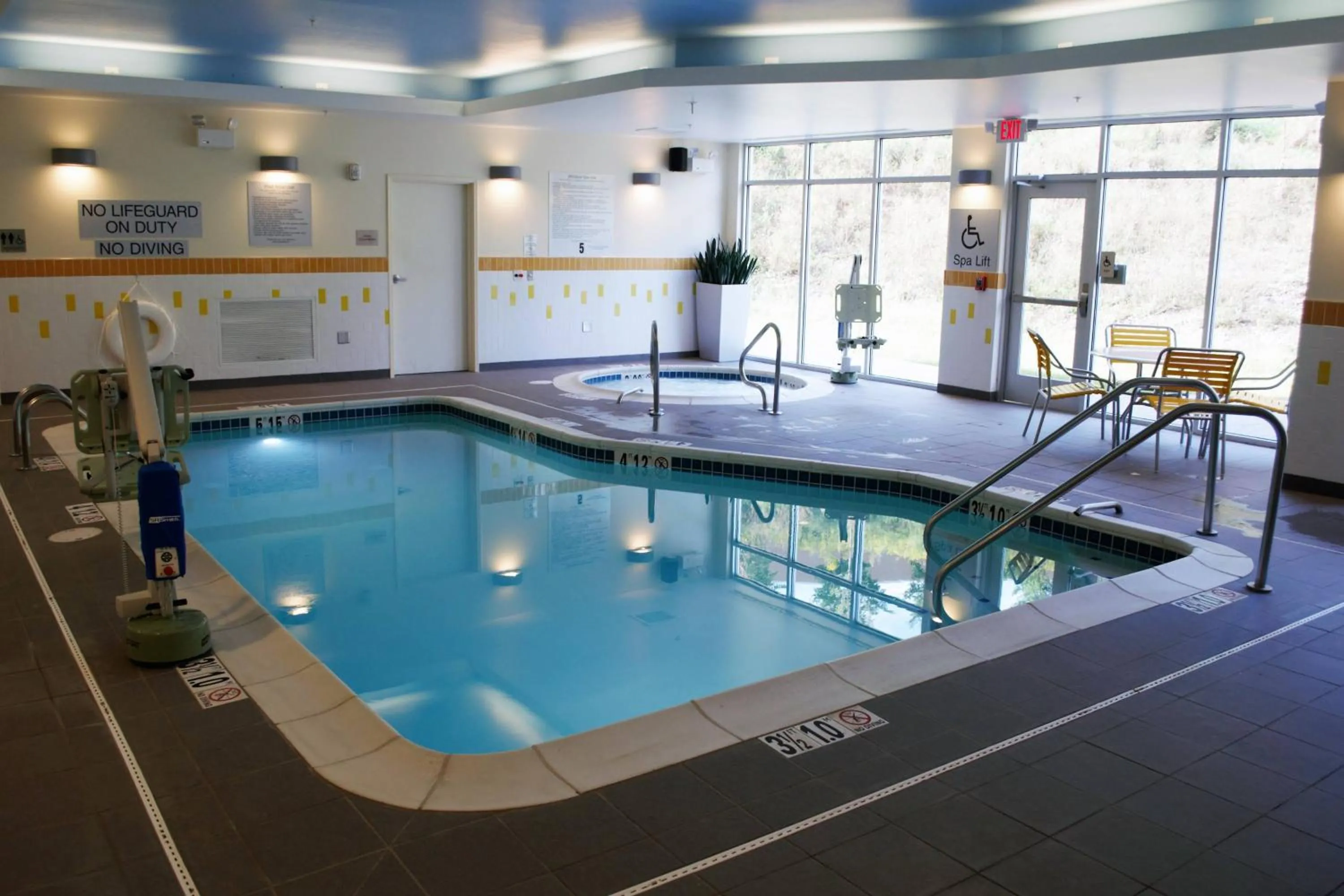 Swimming pool in Fairfield Inn & Suites by Marriott Stroudsburg Bartonsville/Poconos