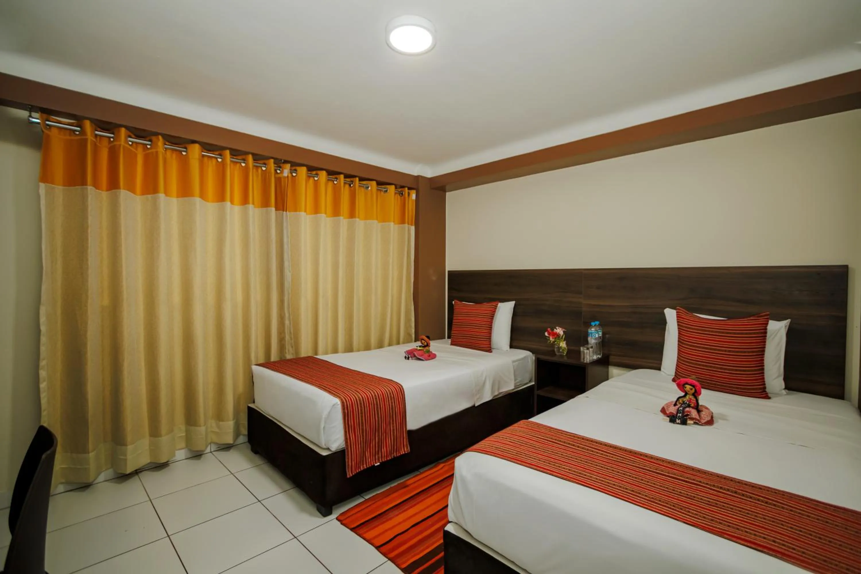 Photo of the whole room, Bed in Principe III