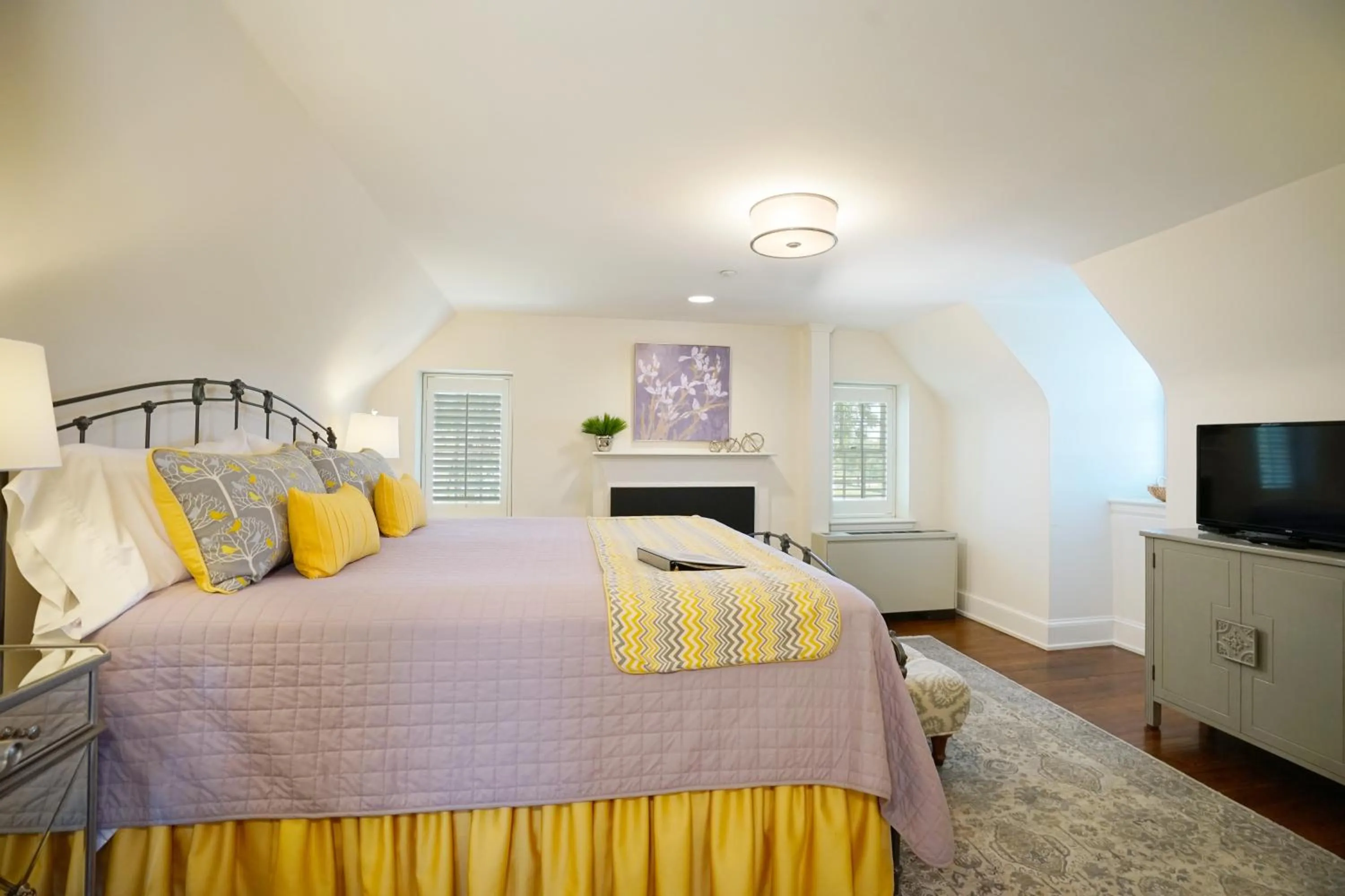 Bed in Inn at Evergreen