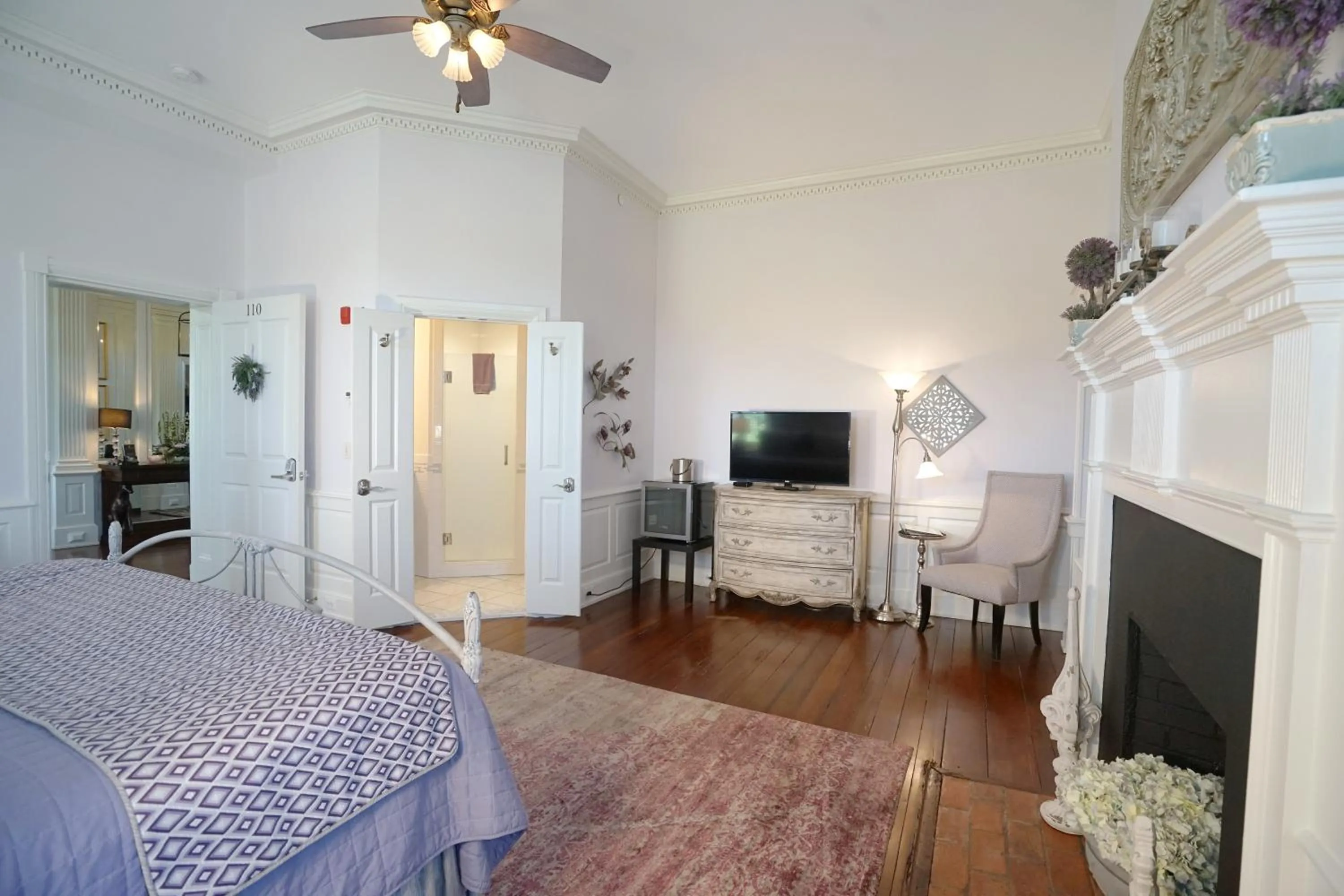 Bedroom, Bed in Inn at Evergreen