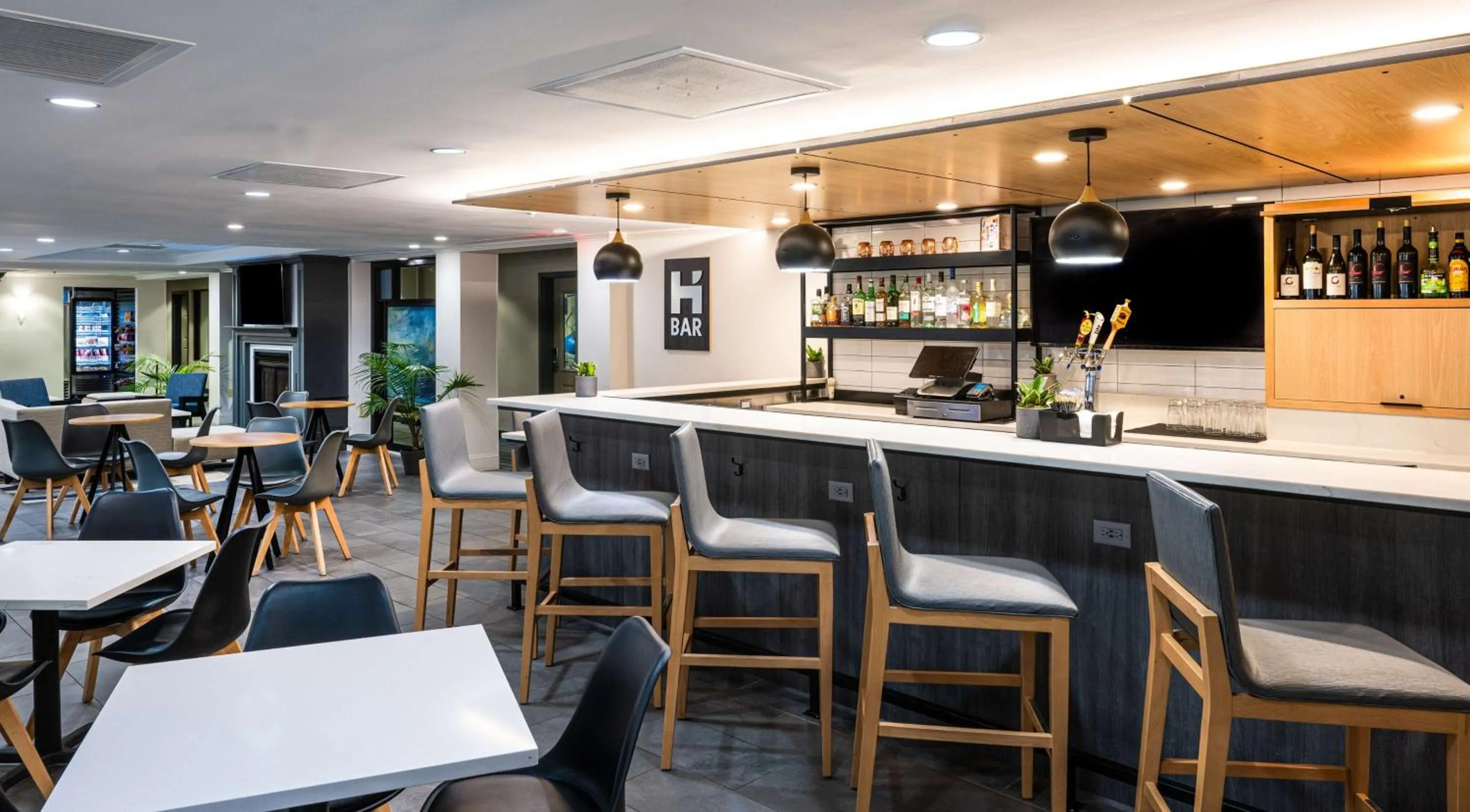 Restaurant/places to eat in Hyatt House Herndon/Reston