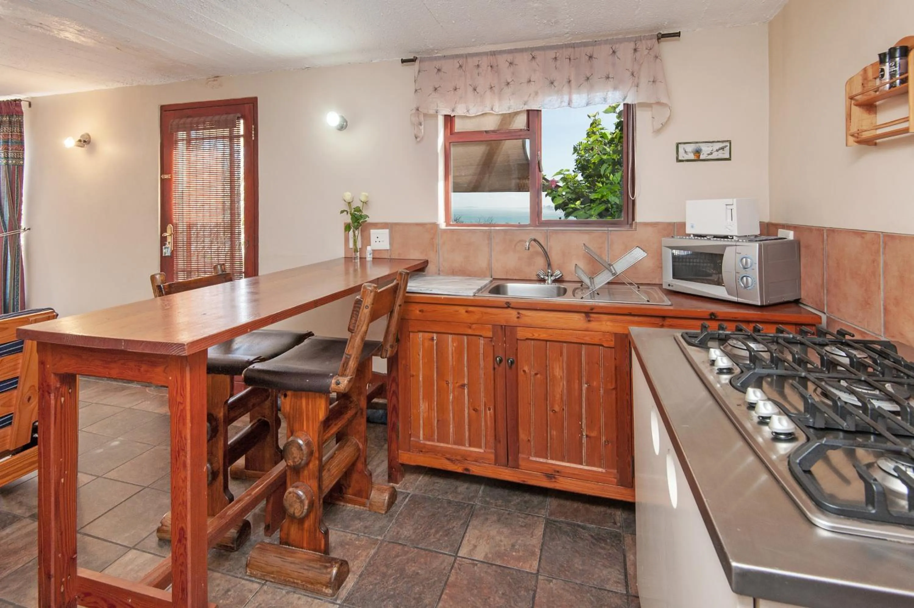 Kitchen or kitchenette in 18 On Kloof Guest House