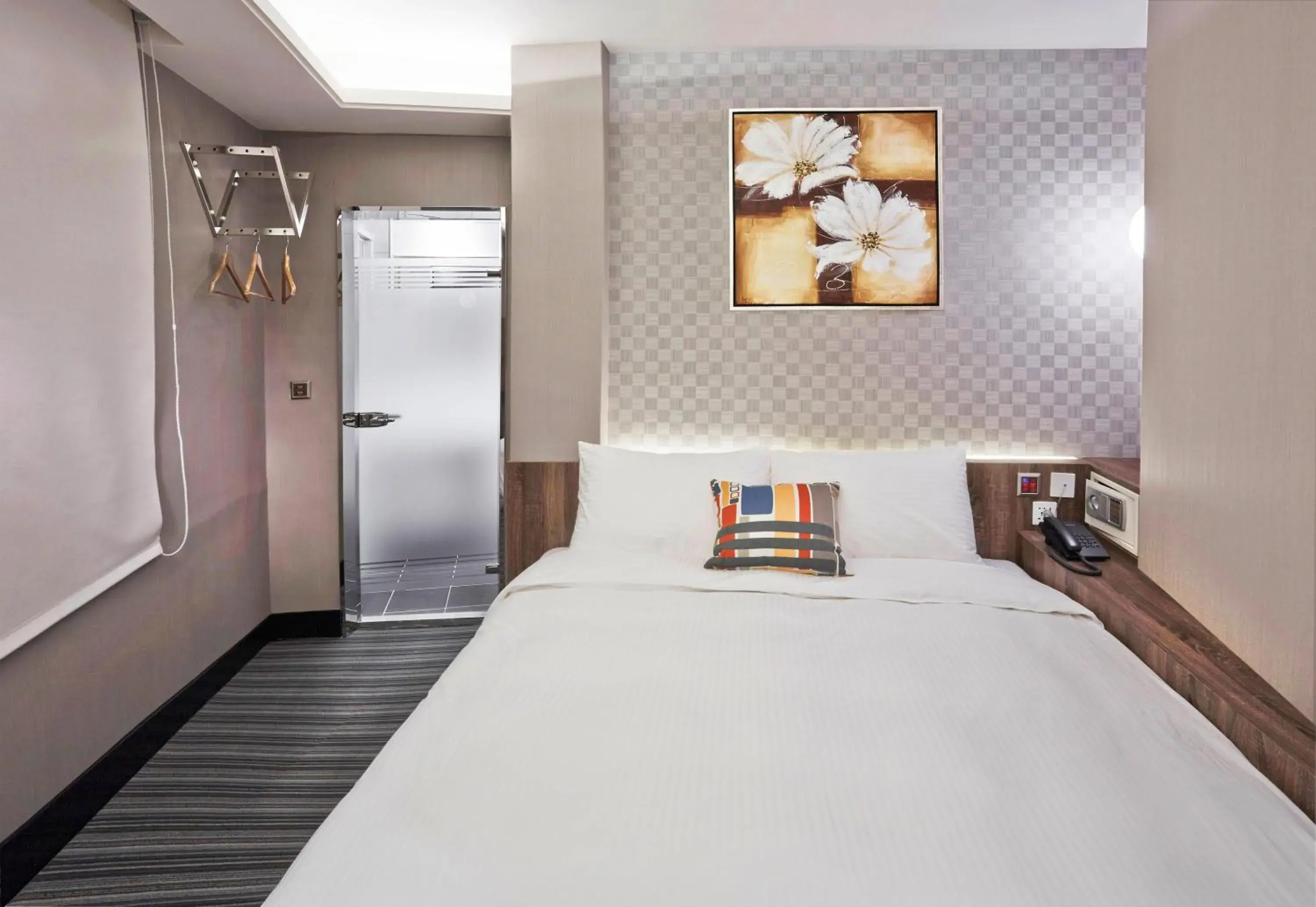 Photo of the whole room, Bed in V-one Hotel - Ningxia No. 2 Inn Photo of the whole room, Bed in V-one Hotel - Ningxia No. 2 Inn