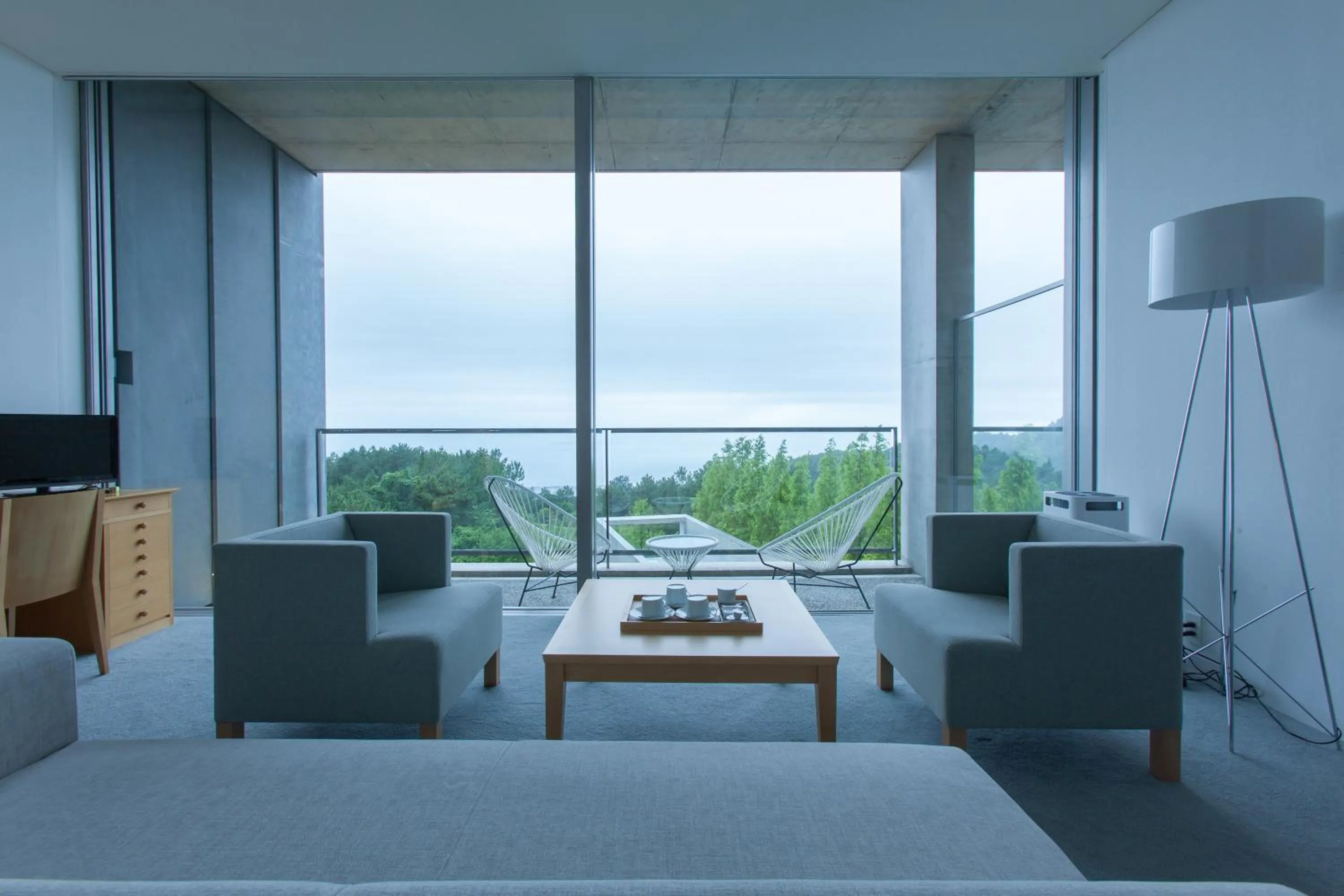 Living room in SETOUCHI RETREAT by Onko Chishin