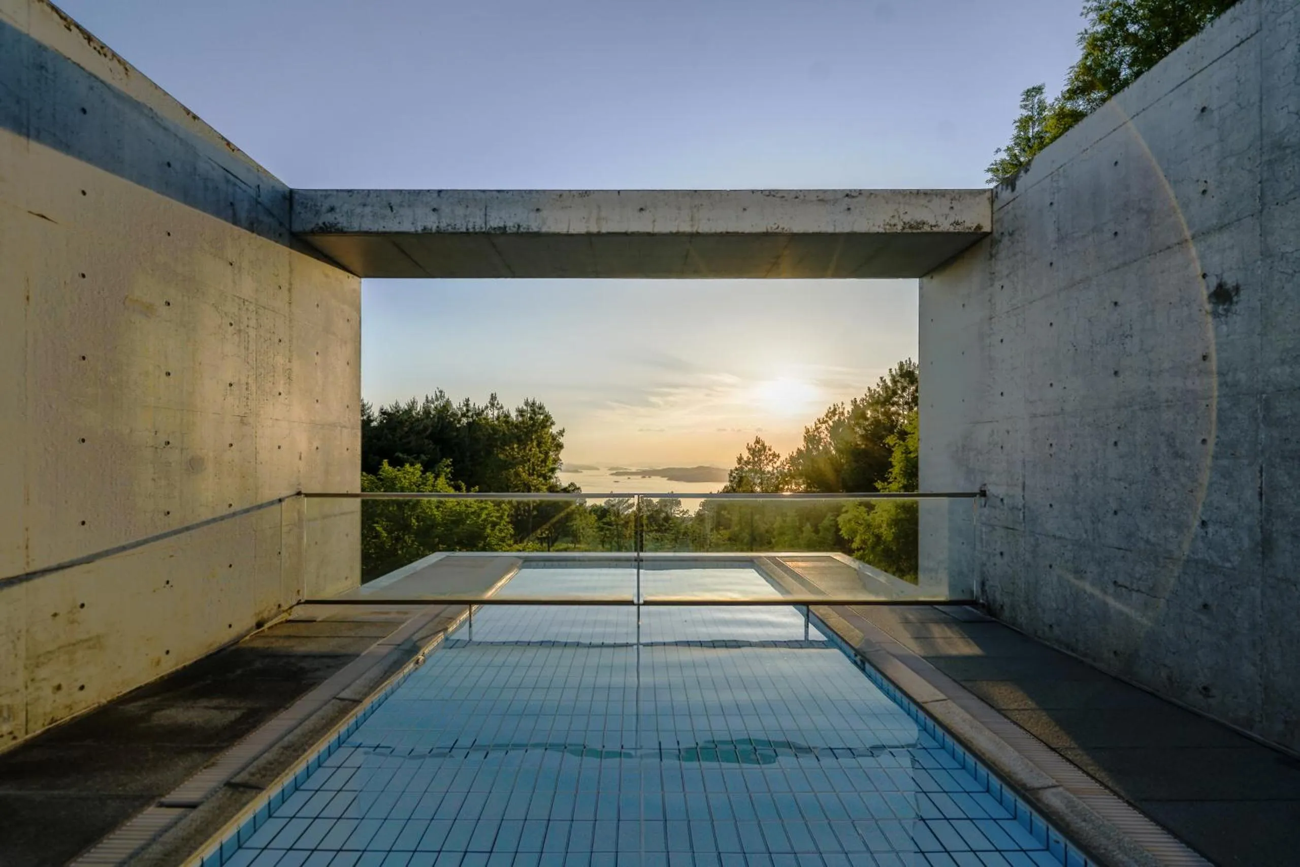 Swimming pool in SETOUCHI RETREAT by Onko Chishin
