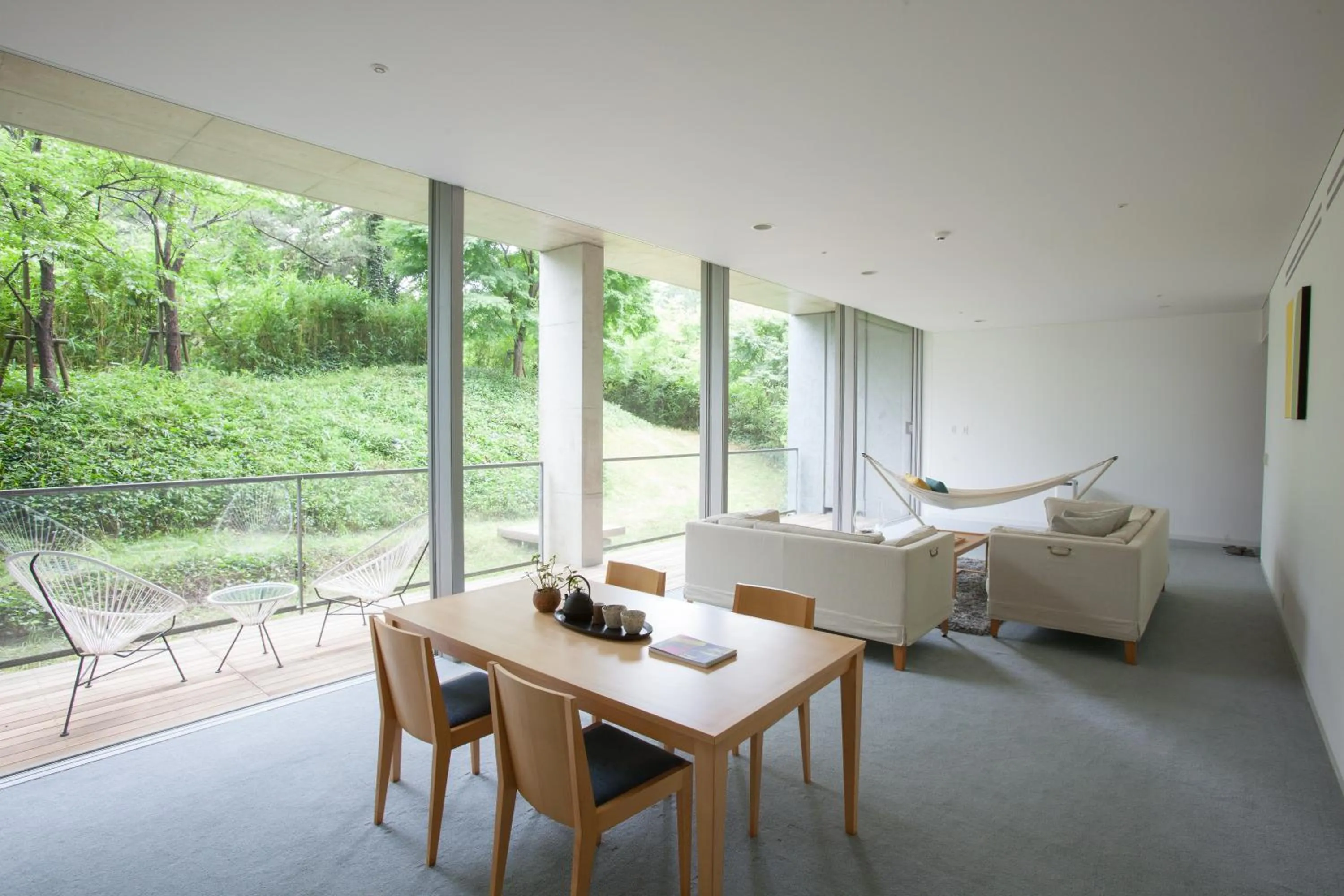 Living room in SETOUCHI RETREAT by Onko Chishin