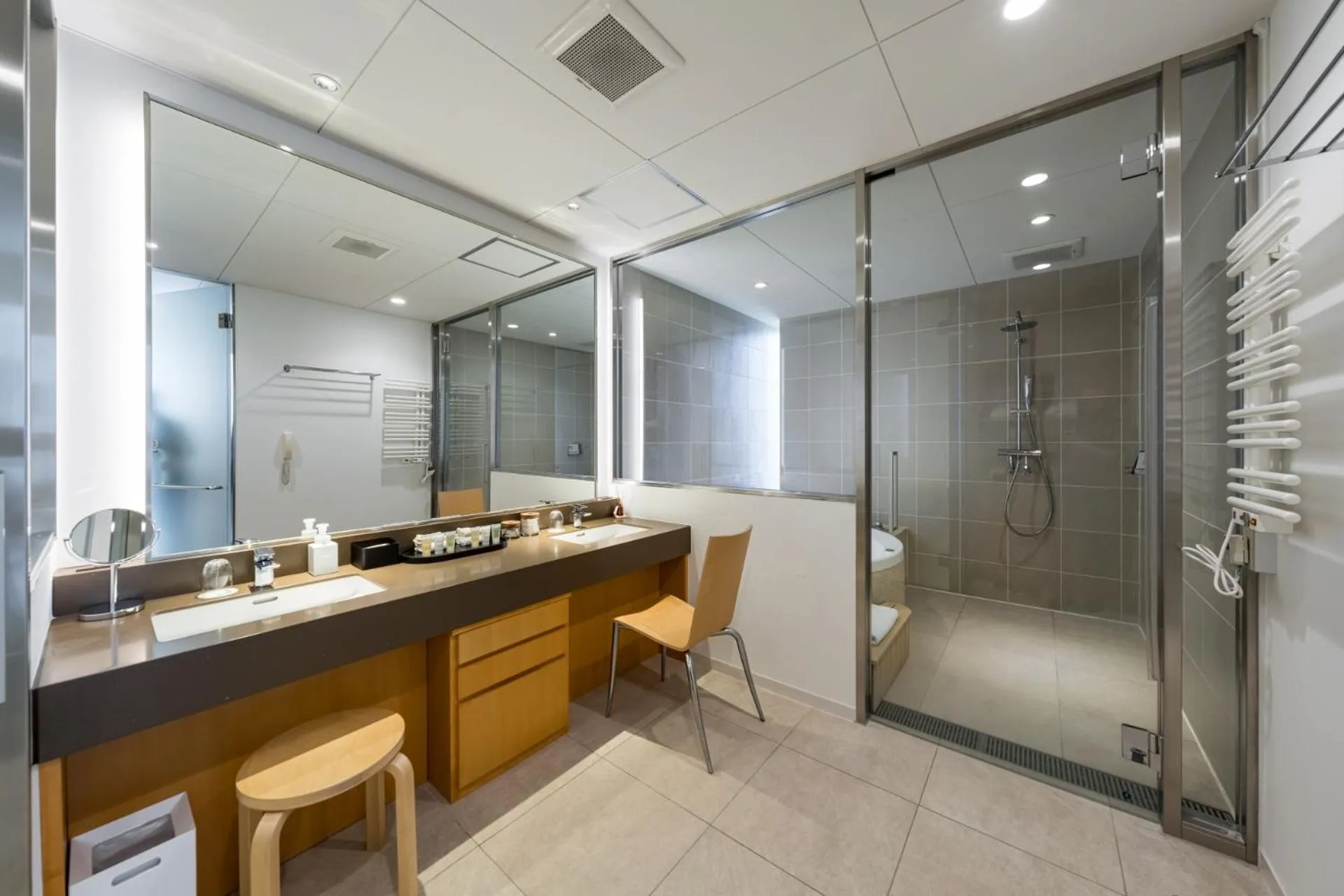 Bathroom in SETOUCHI RETREAT by Onko Chishin