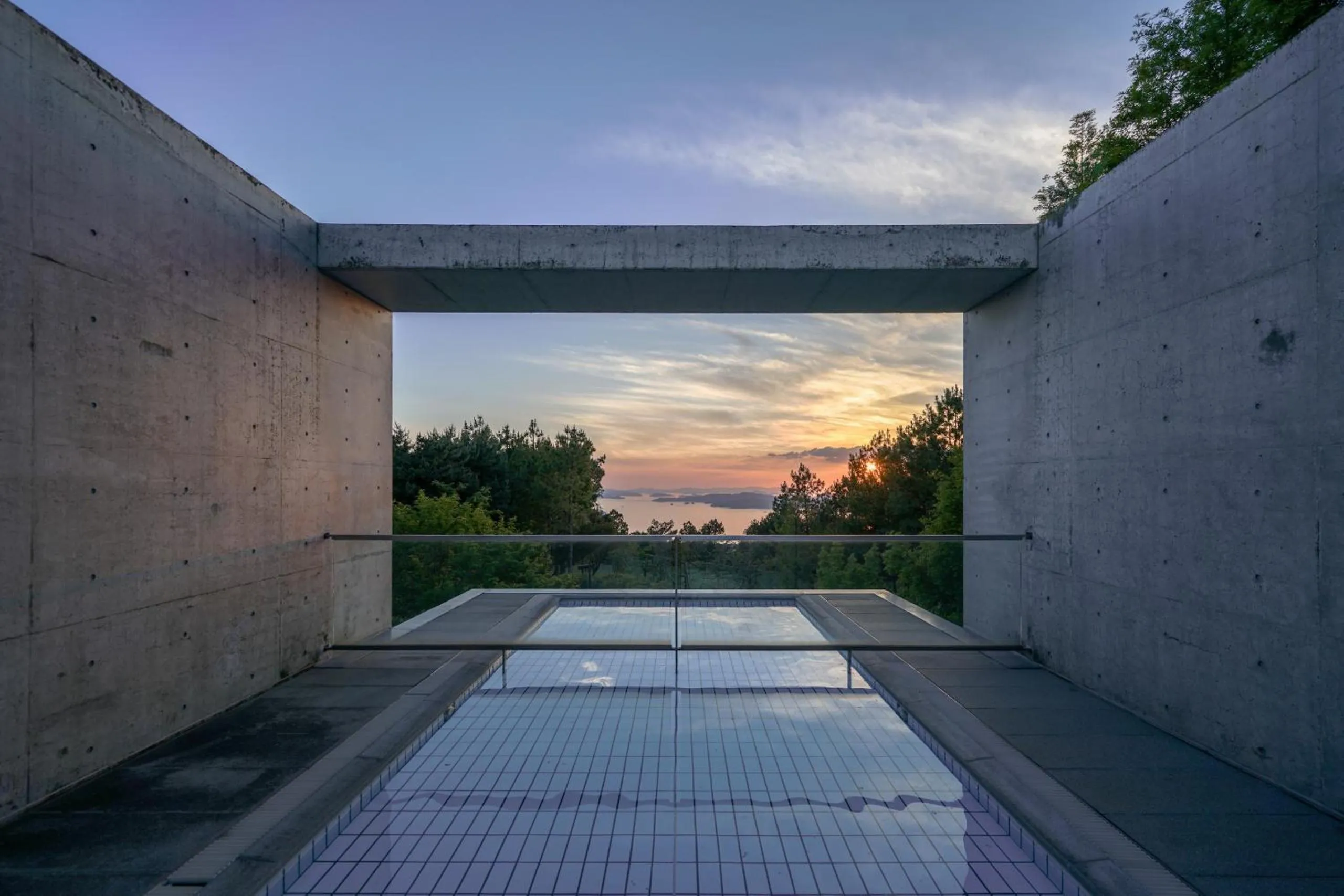Swimming pool in SETOUCHI RETREAT by Onko Chishin