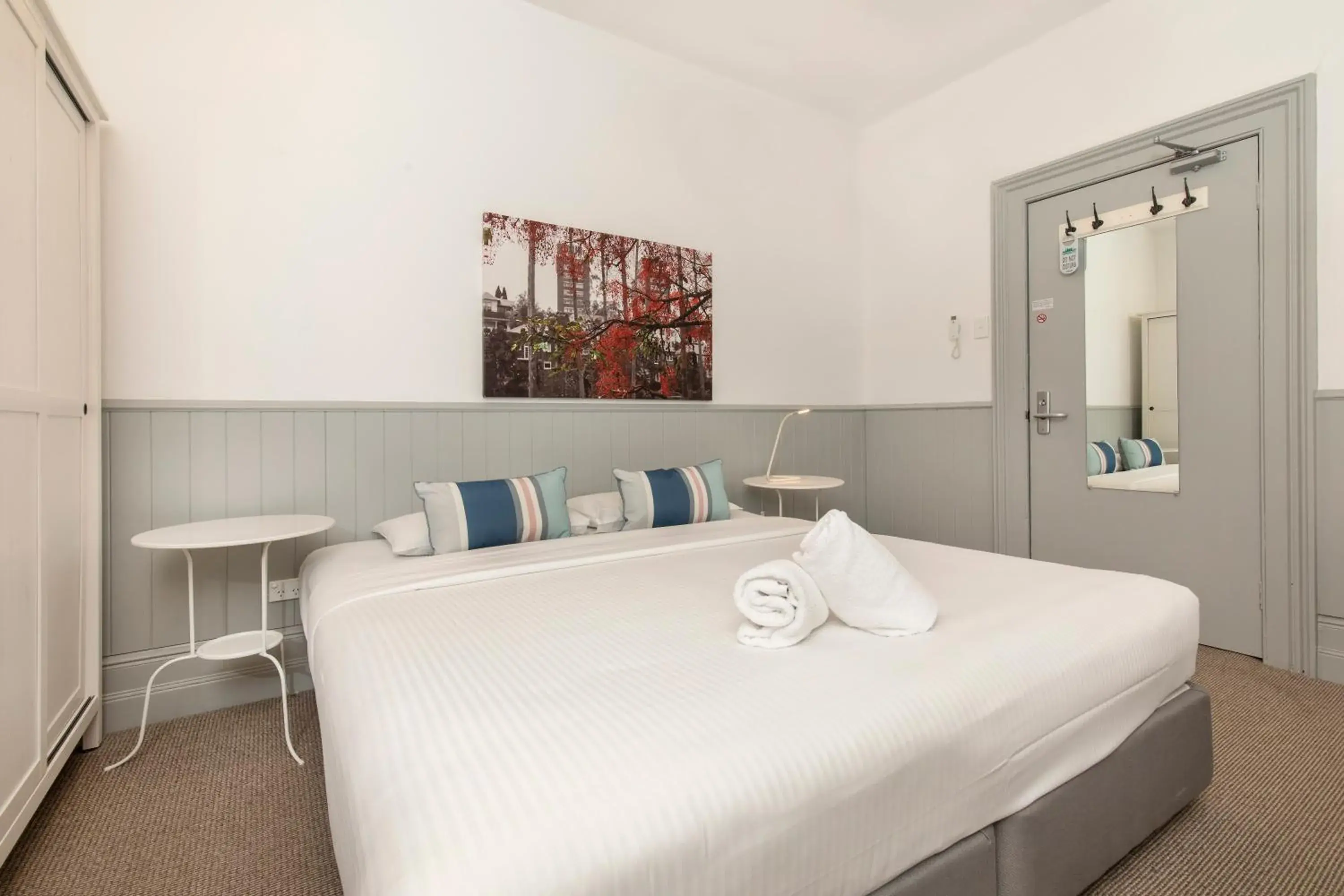 Queen Room with Shared Bathroom in Dalziel Lodge Queen Room with Shared Bathroom in Dalziel Lodge