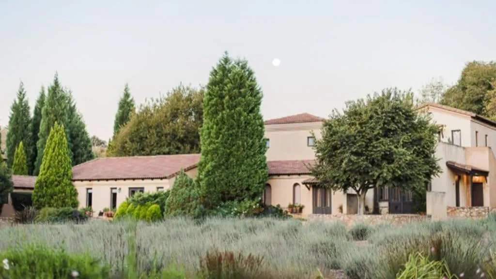 Property building in Avianto