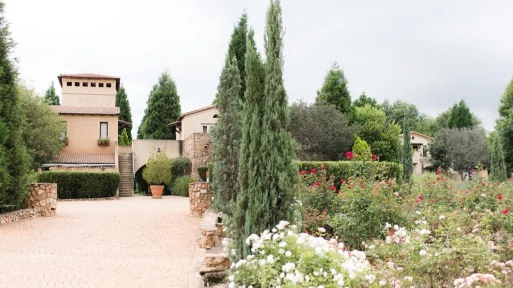 Property building in Avianto