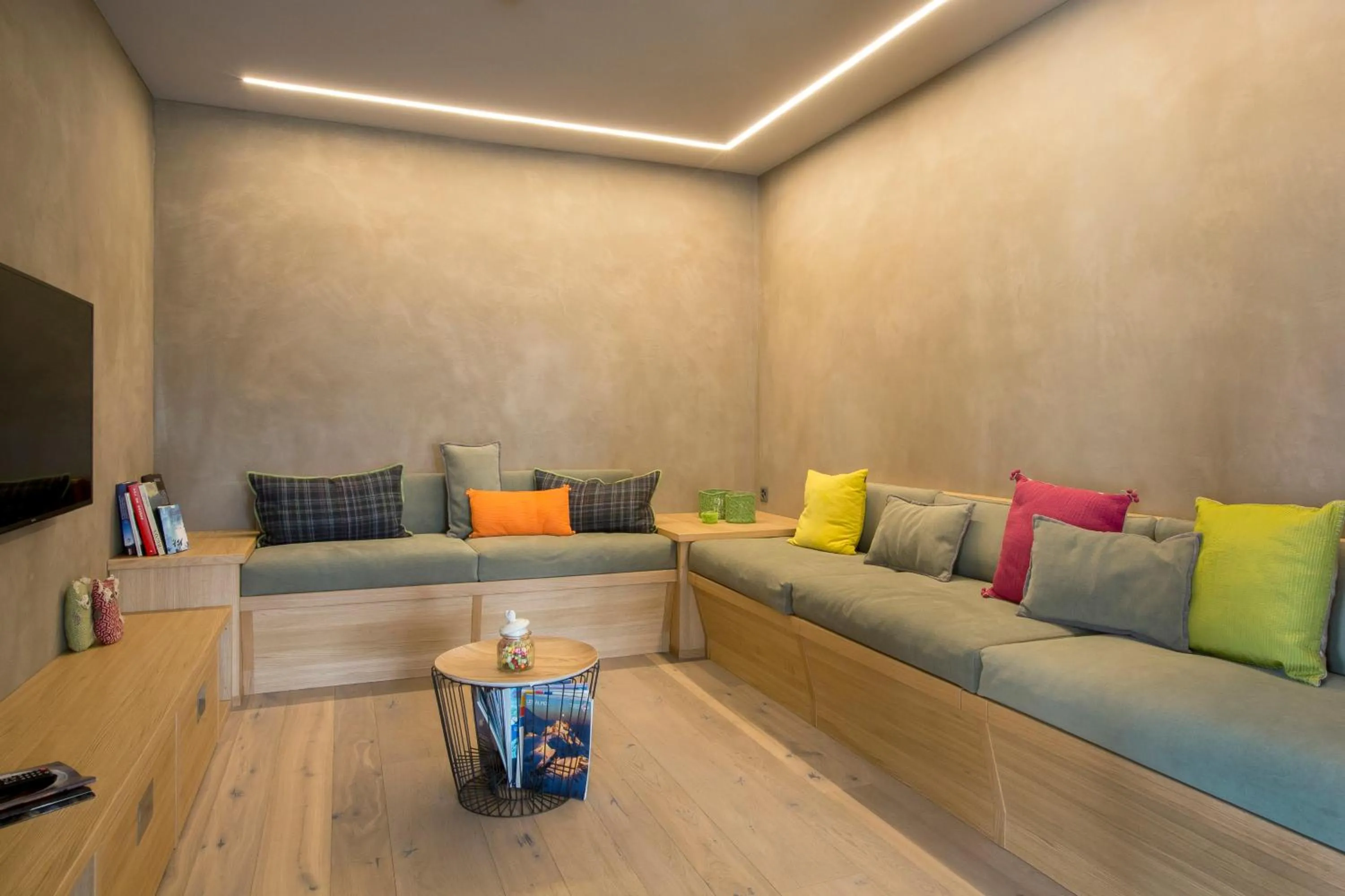 Communal lounge/ TV room in A Larze