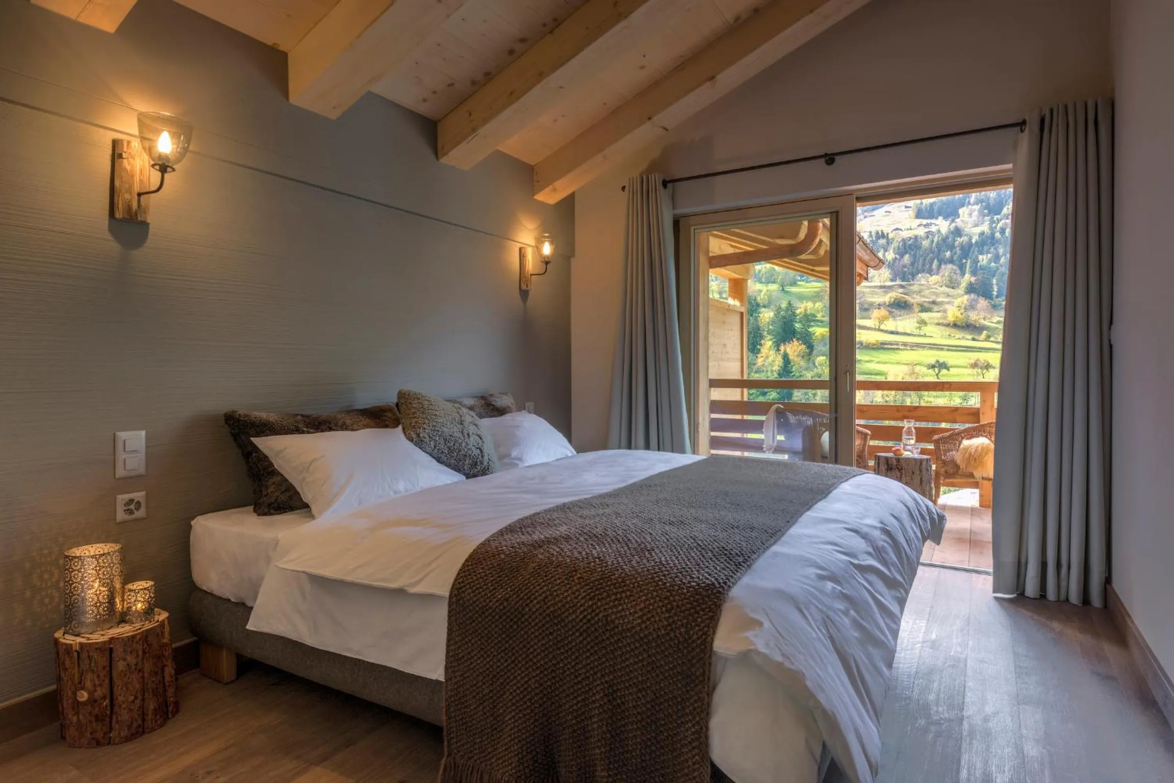 Photo of the whole room, Bed in A Larze