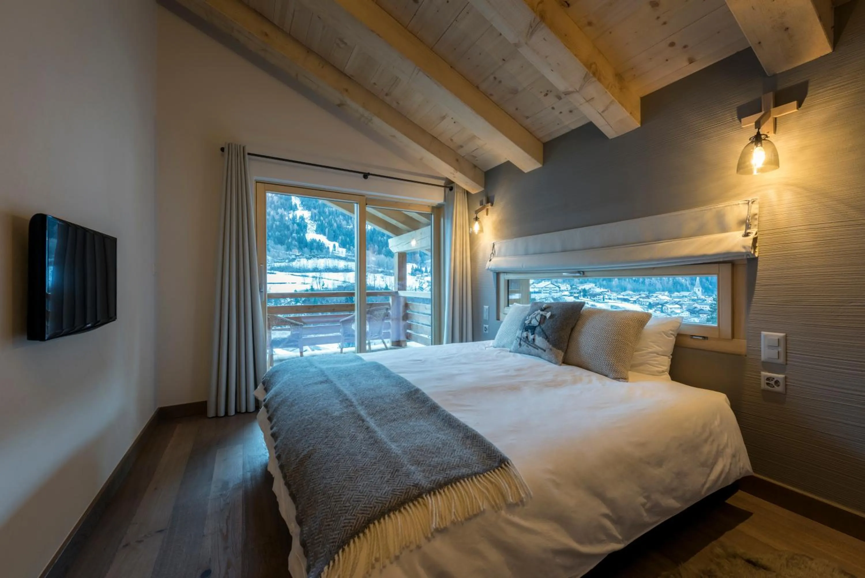 Photo of the whole room, Bed in A Larze