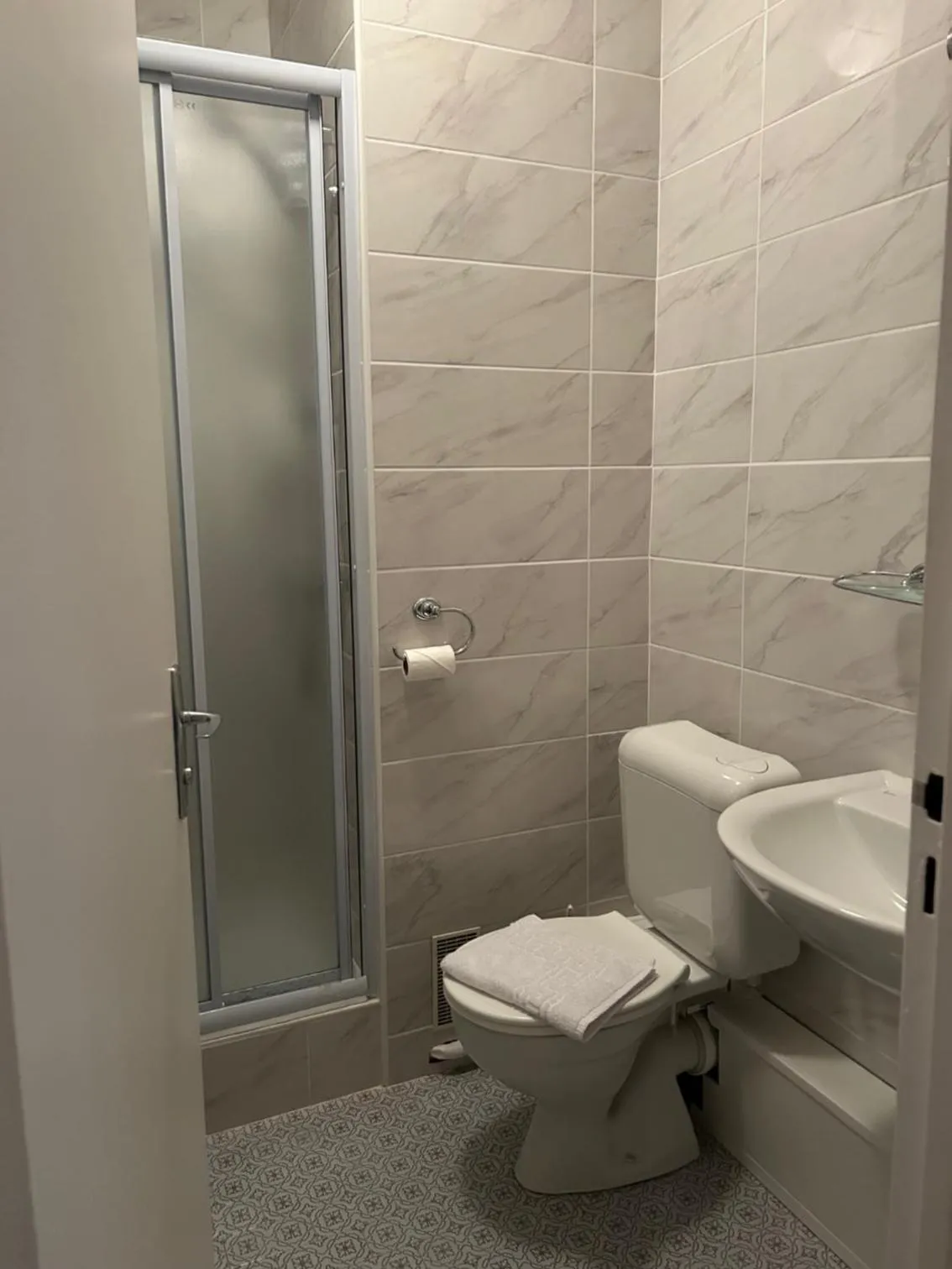 Bathroom in Hotel le France, Redon