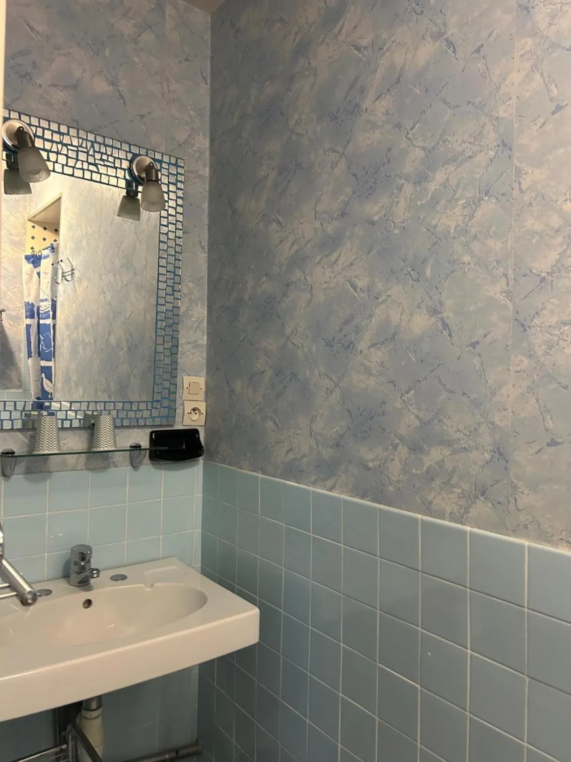 Bathroom in Hotel le France, Redon