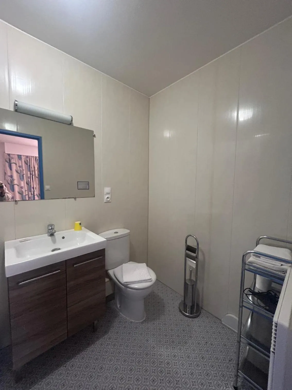 Toilet in Hotel le France, Redon