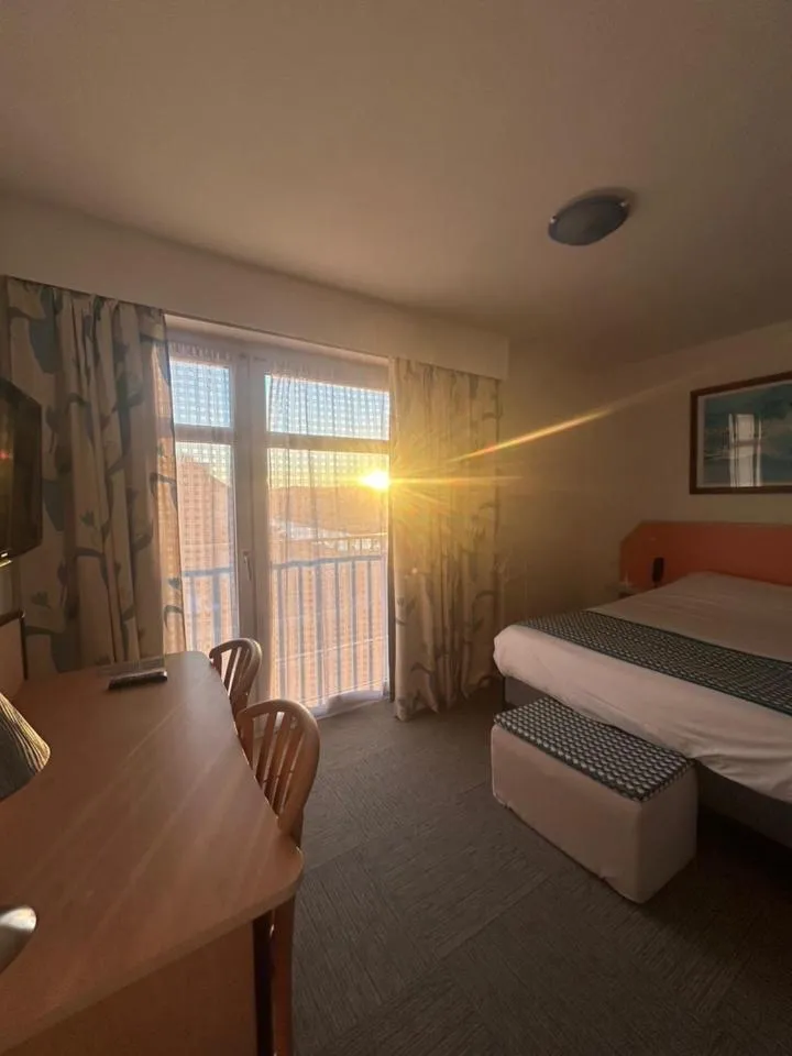 Bedroom, Bed in Hotel le France, Redon