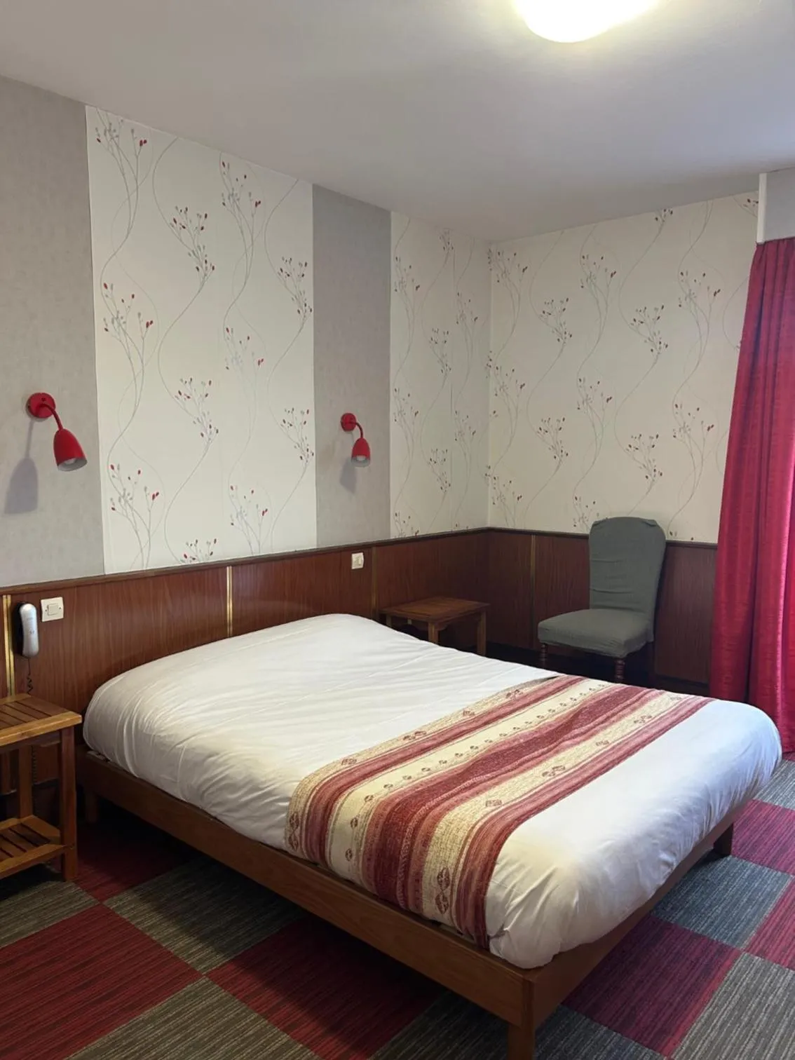 Bed in Hotel le France, Redon