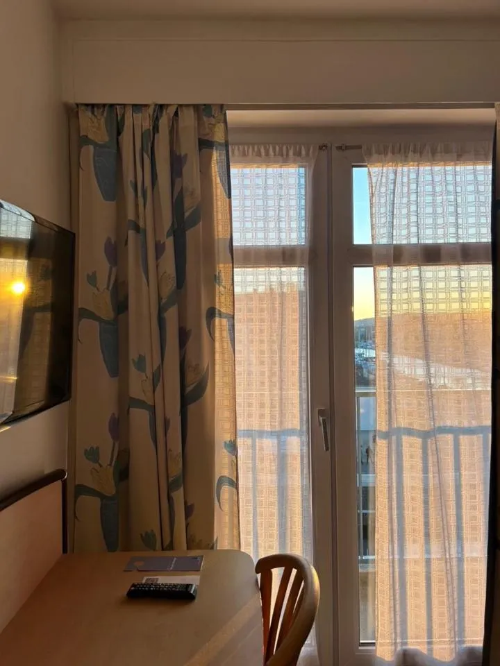 River view, Bed in Hotel le France, Redon