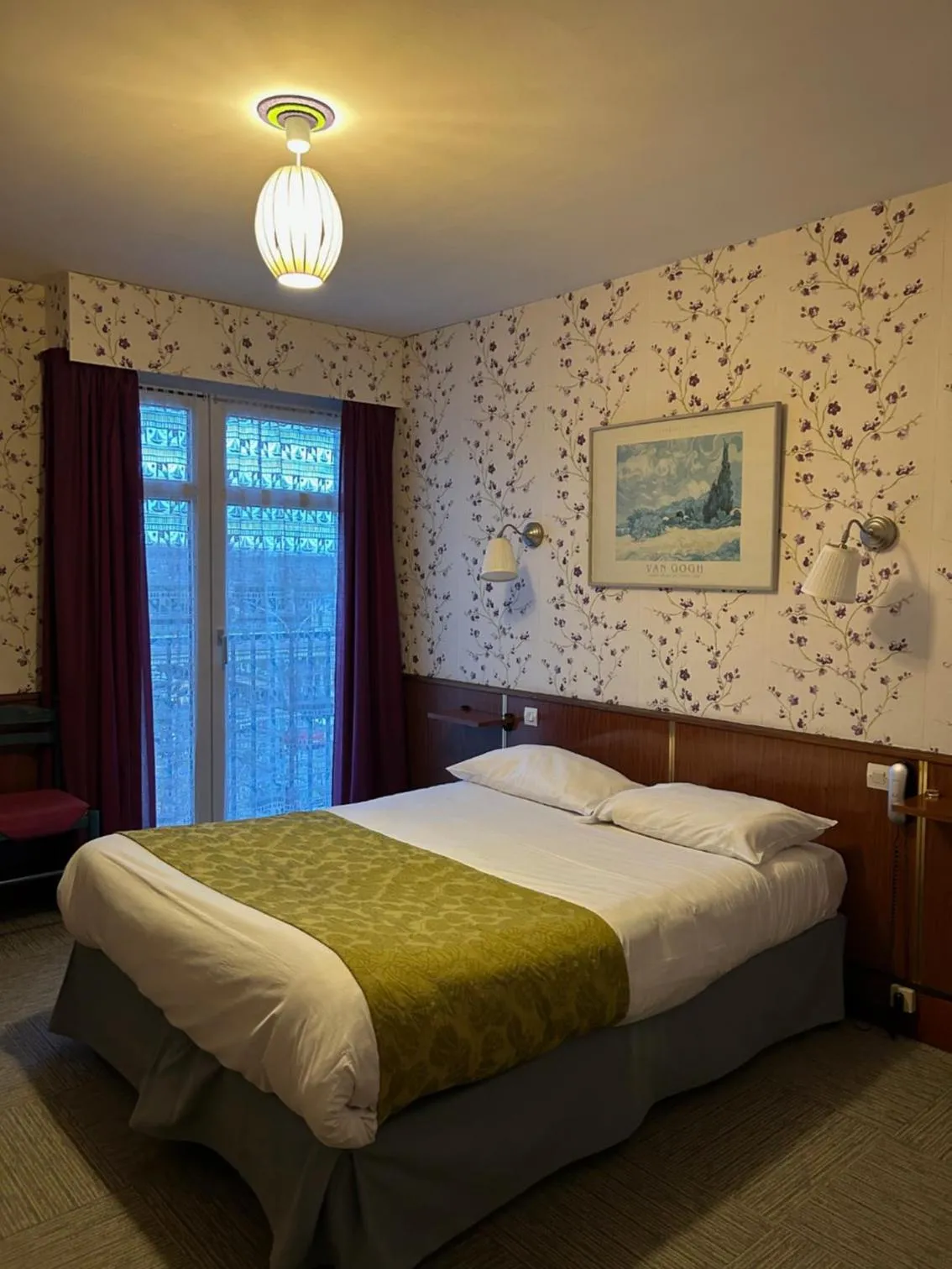 Bed in Hotel le France, Redon