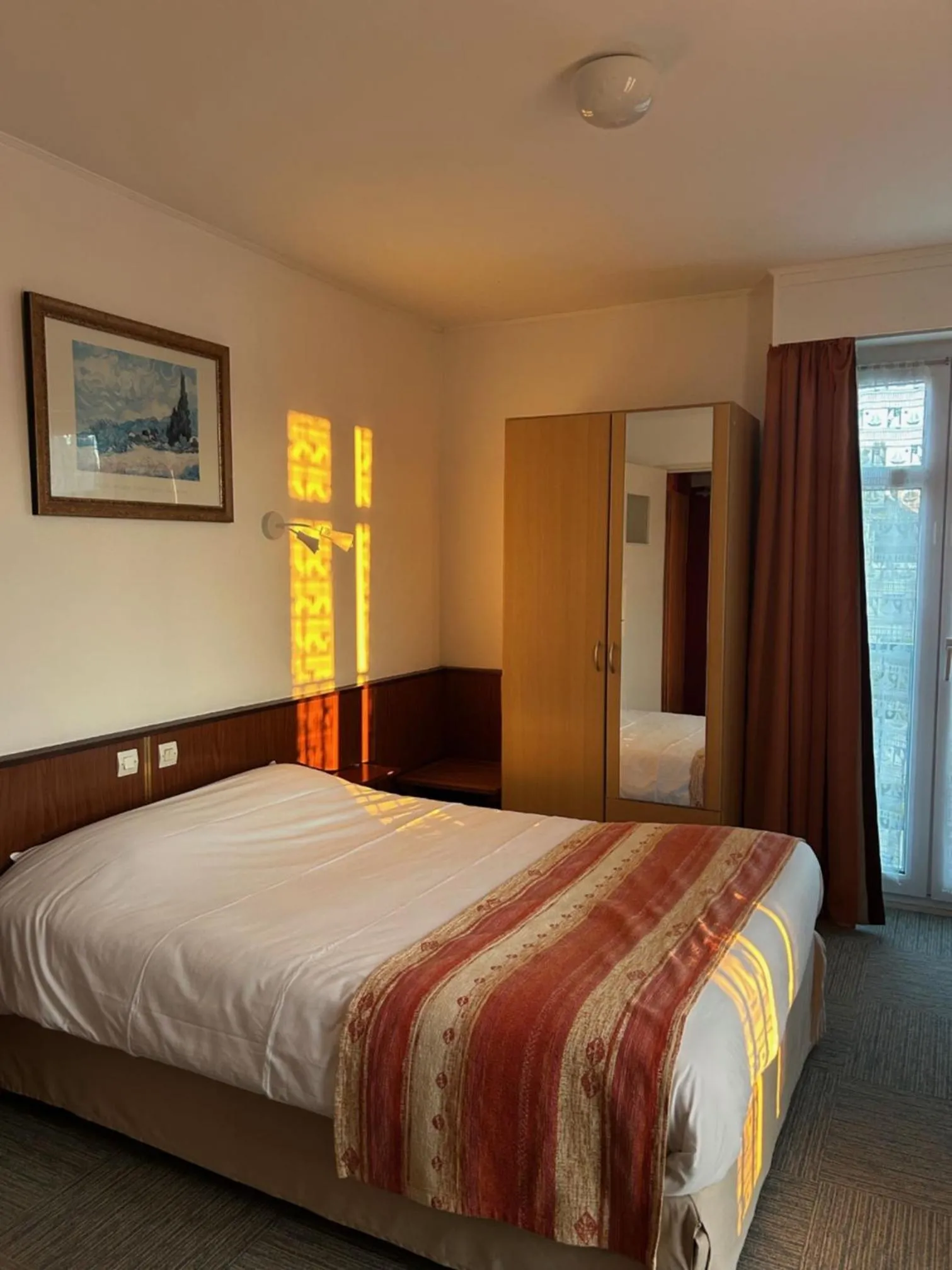 Bedroom, Bed in Hotel le France, Redon
