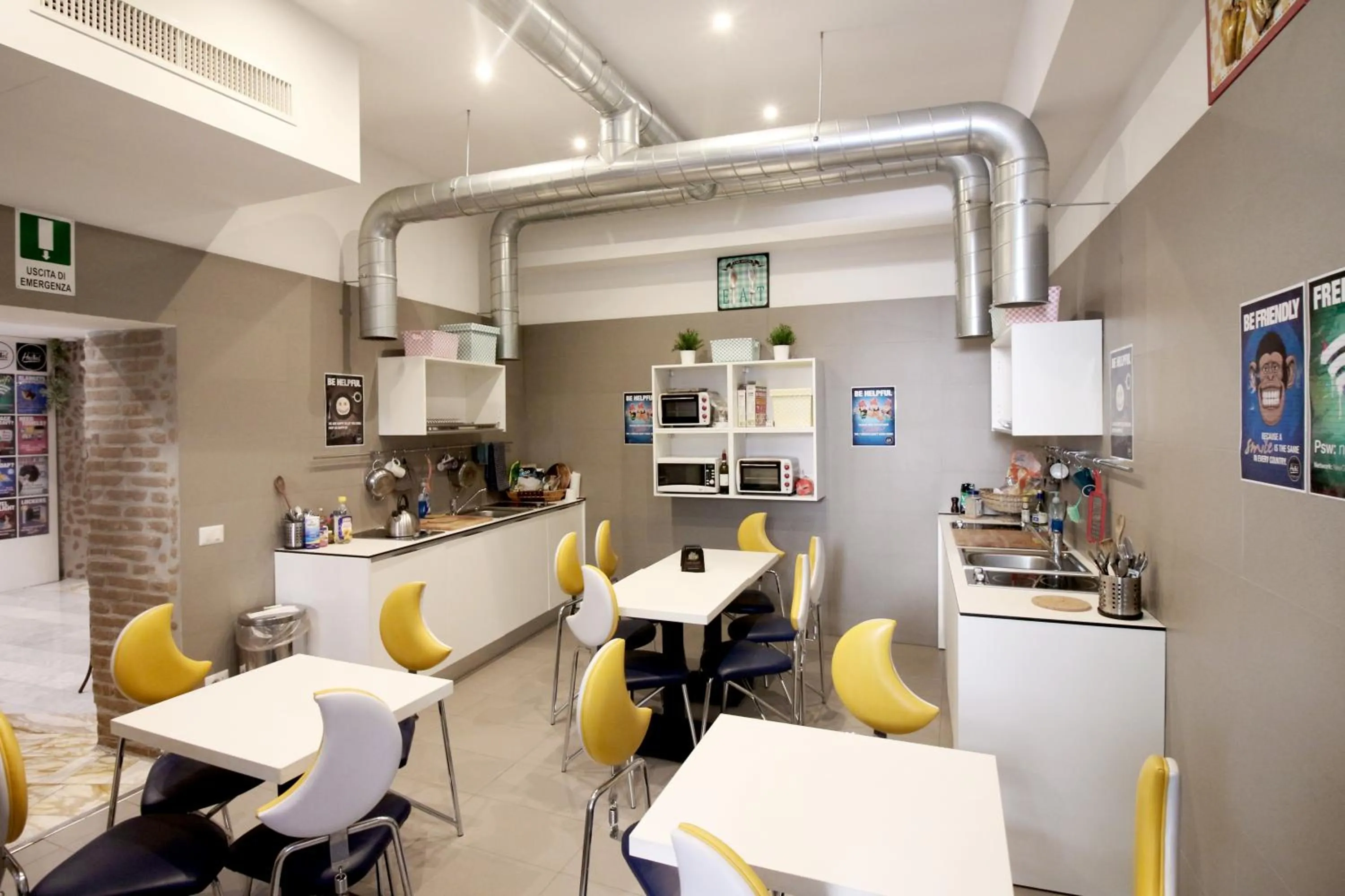 Communal kitchen in NEW GENERATION HOSTEL Rome center