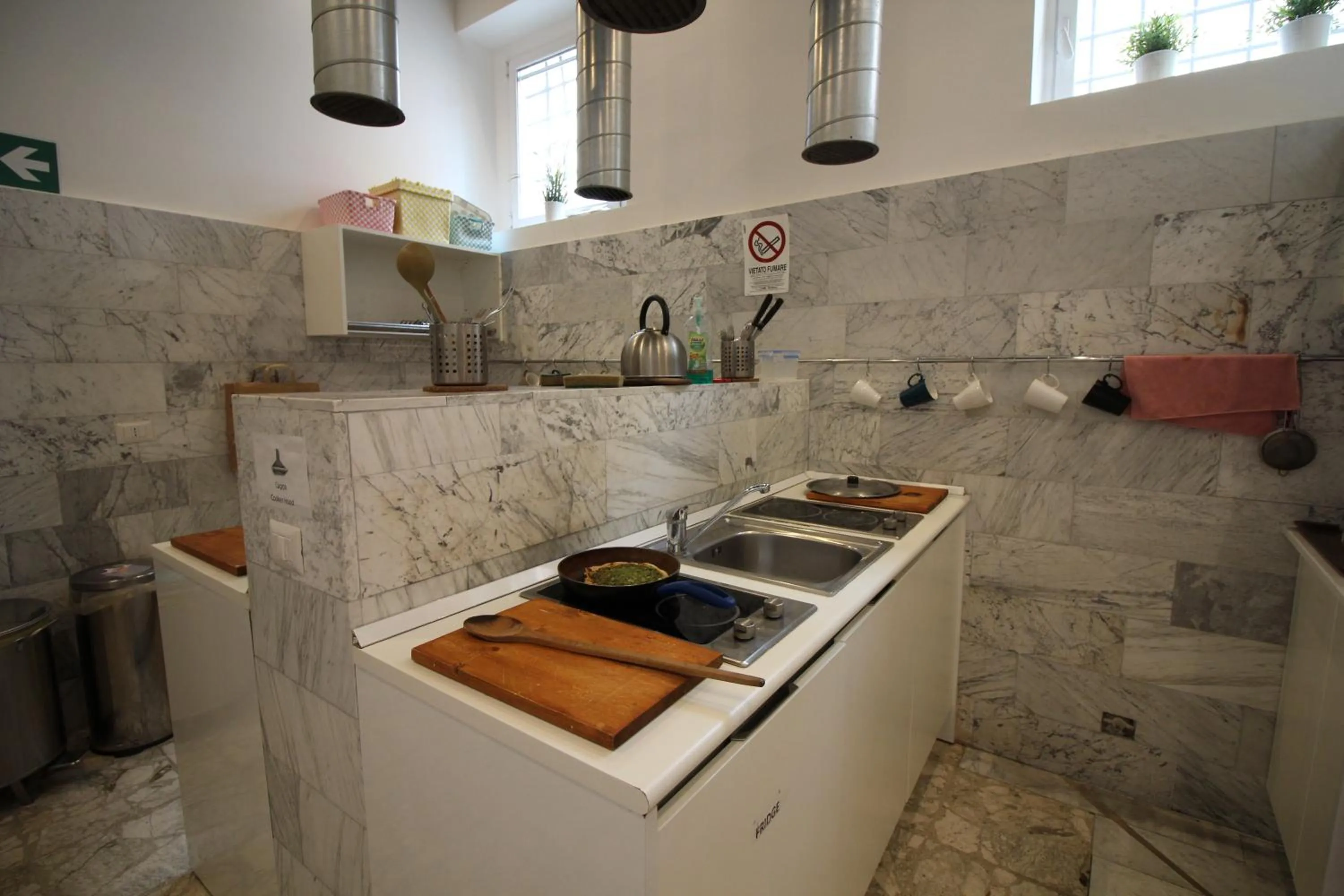 Communal kitchen in NEW GENERATION HOSTEL Rome center