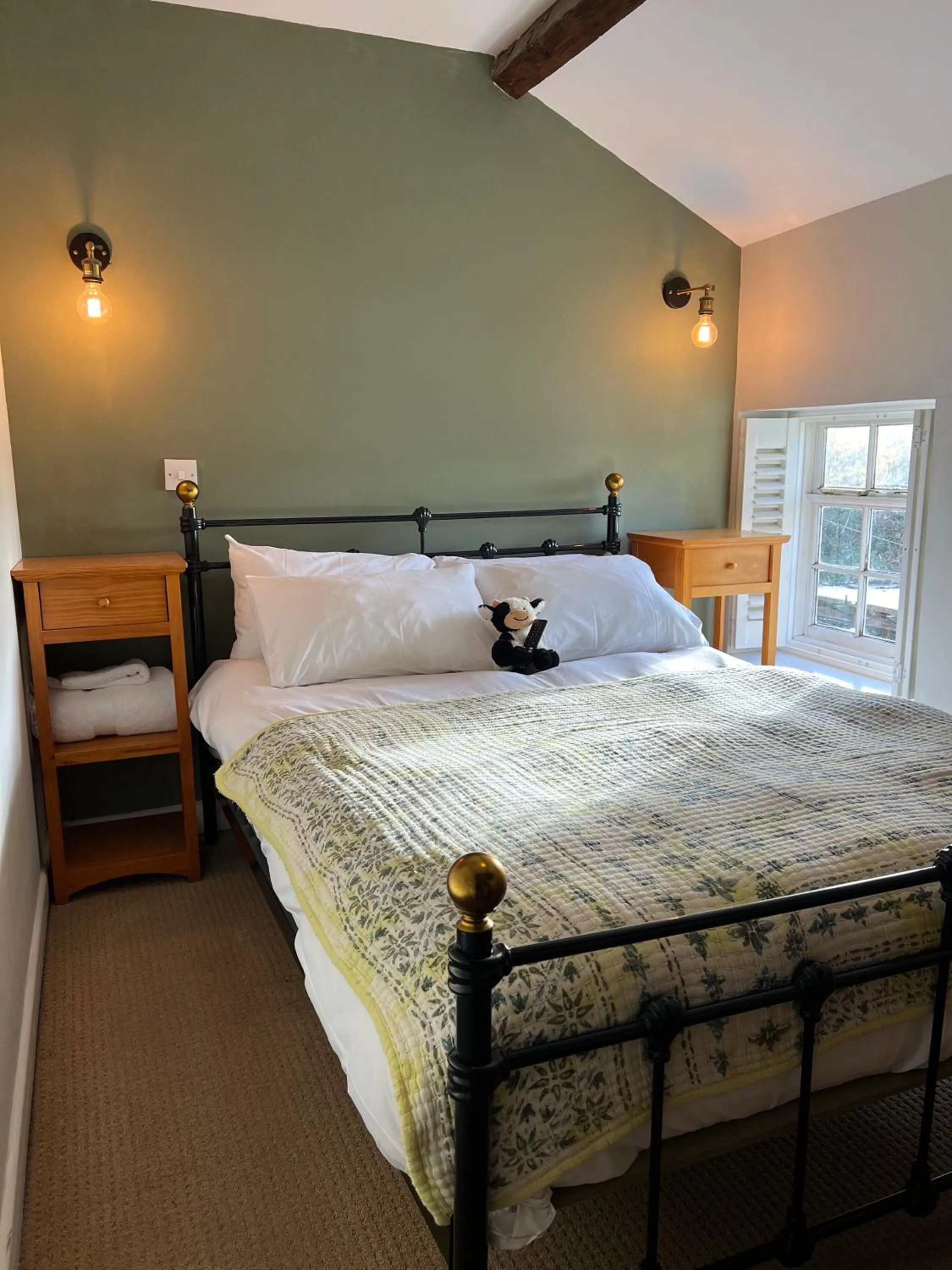 Photo of the whole room, Bed in The Ivy House