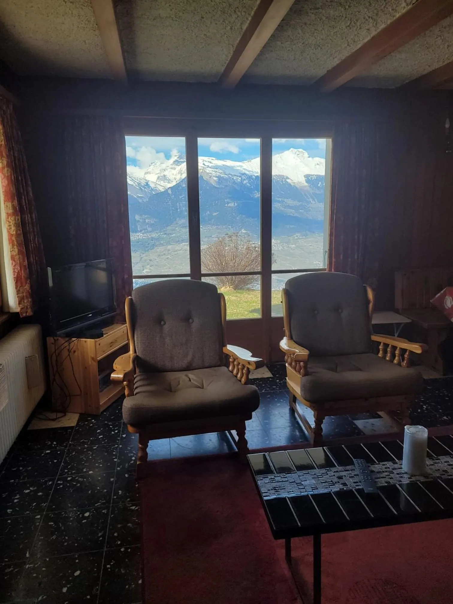 Communal lounge/ TV room in La Crettaz app dans chalet - SUNNY apartment 6 p